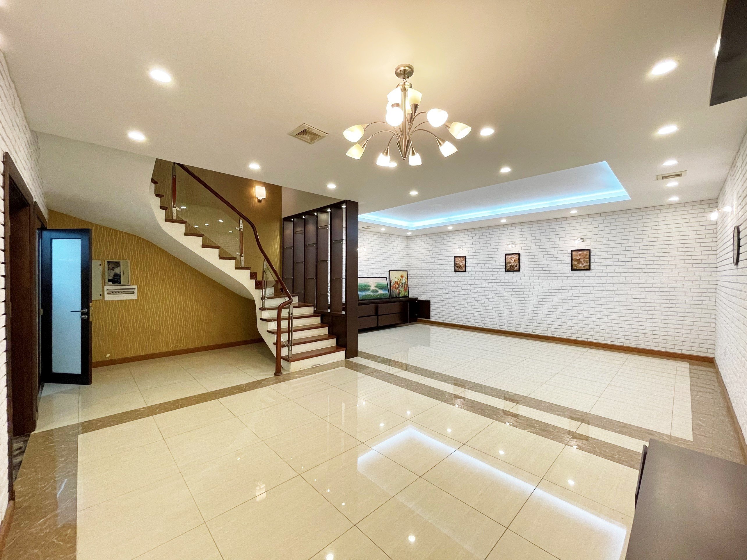 Biệt thự sân vườn đẹp nội thất cao cấp cho thuê tại Vinhomes Riverside 5