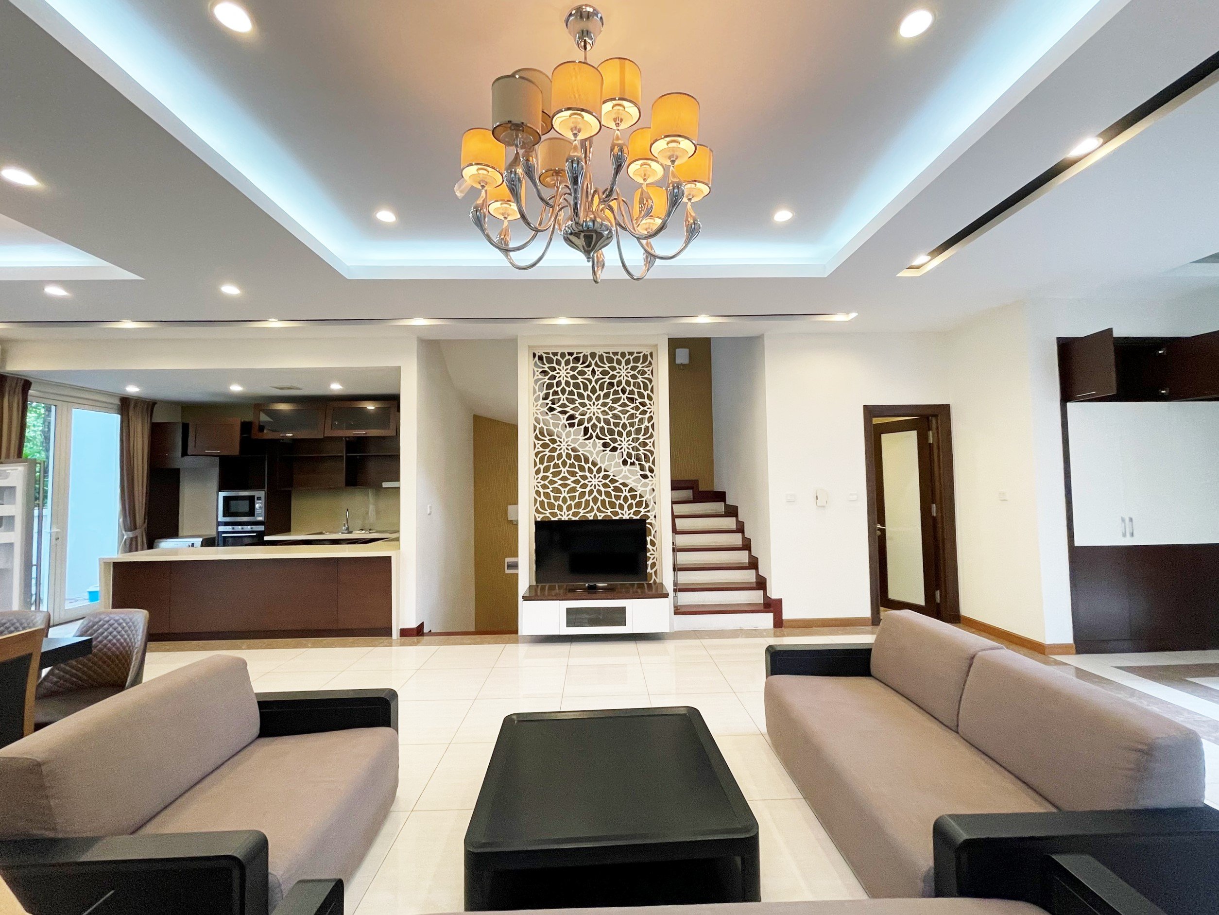 Biệt thự sân vườn đẹp nội thất cao cấp cho thuê tại Vinhomes Riverside 6