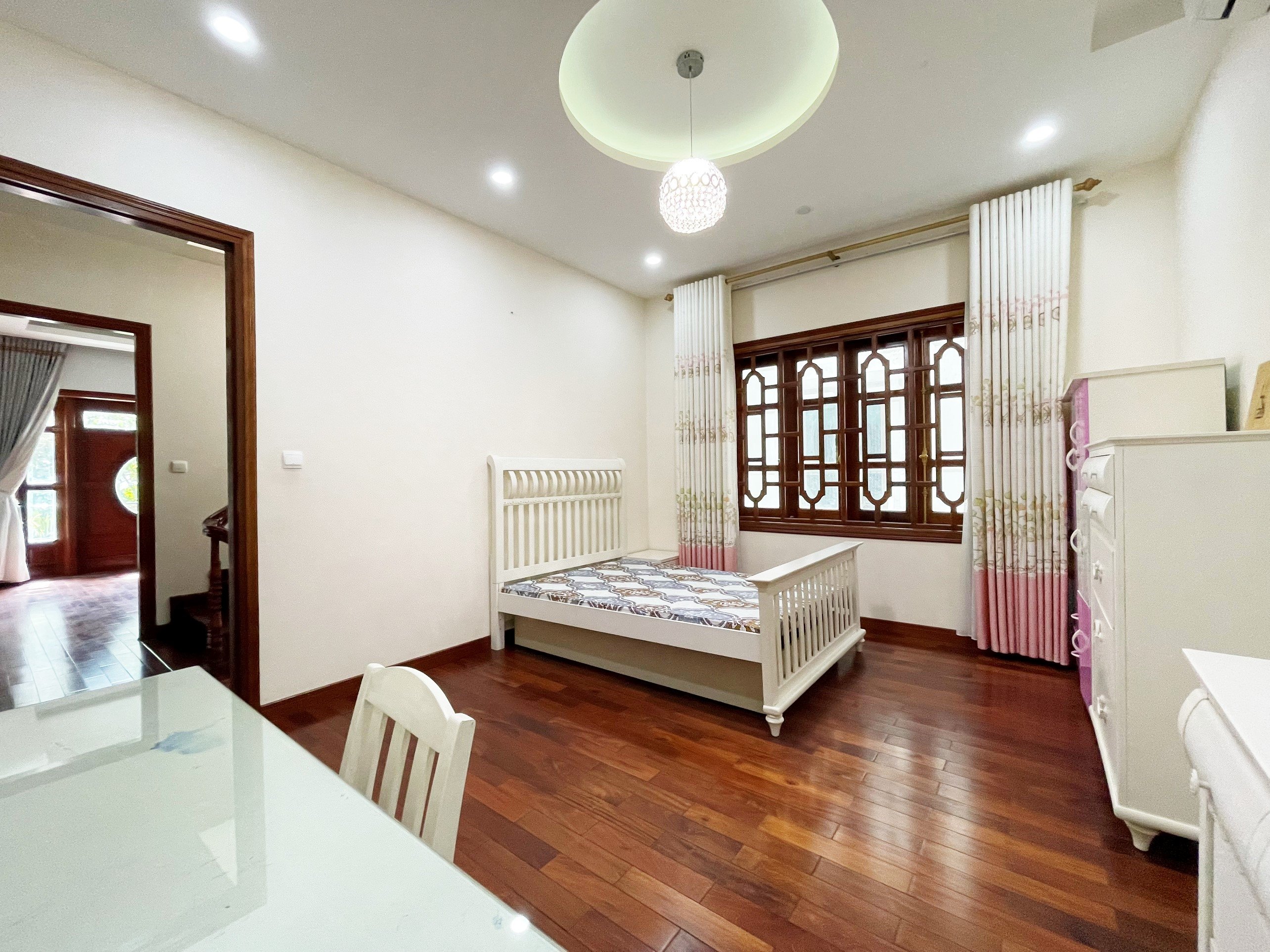 Biệt thự song lập 5 phòng ngủ dãy Hoa Phượng cho thuê tại Vinhomes Riverside 9