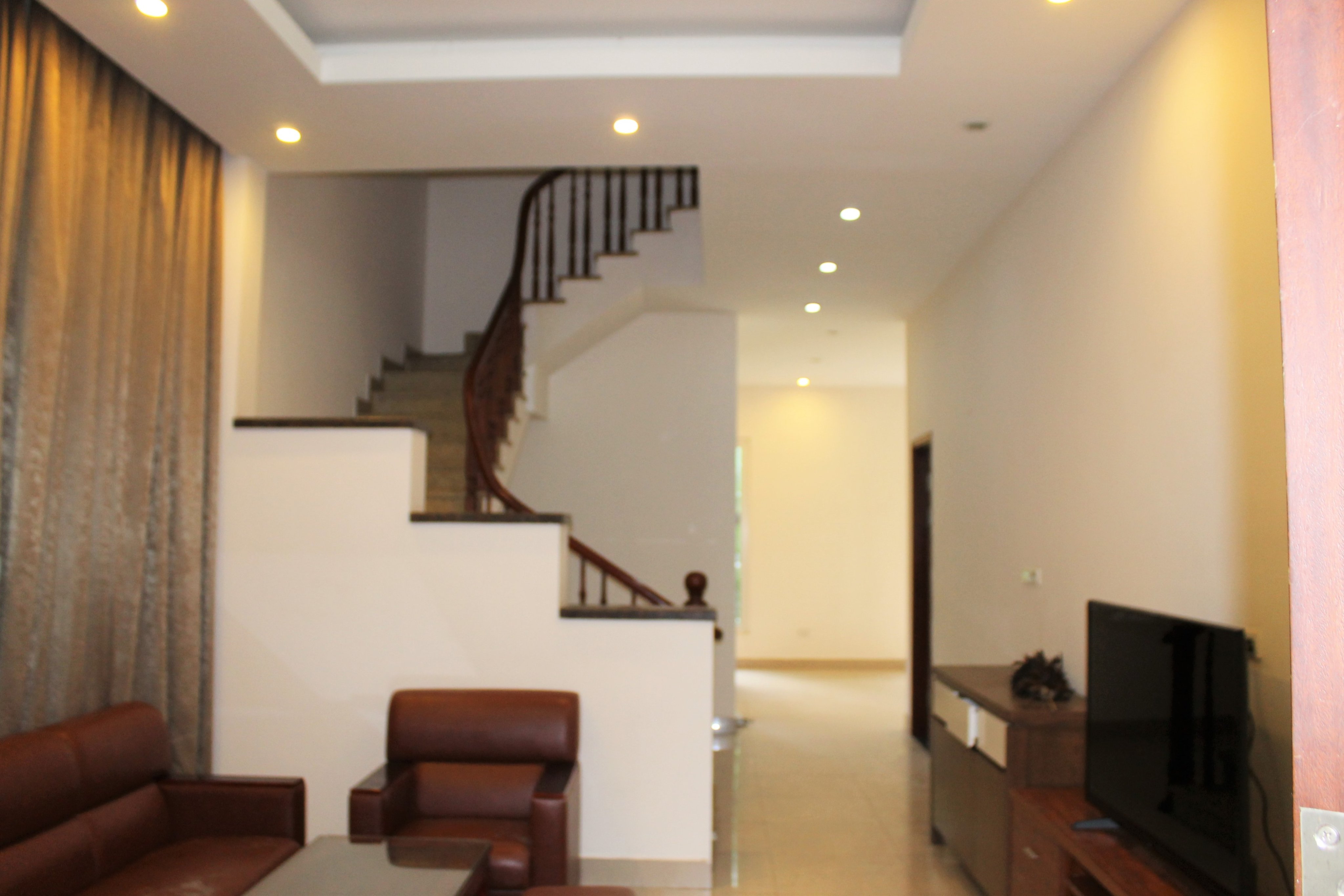 Biệt thự song lập đủ đồ giá rẻ cho thuê tại Hoa Sữa Vinhomes Riverside 2