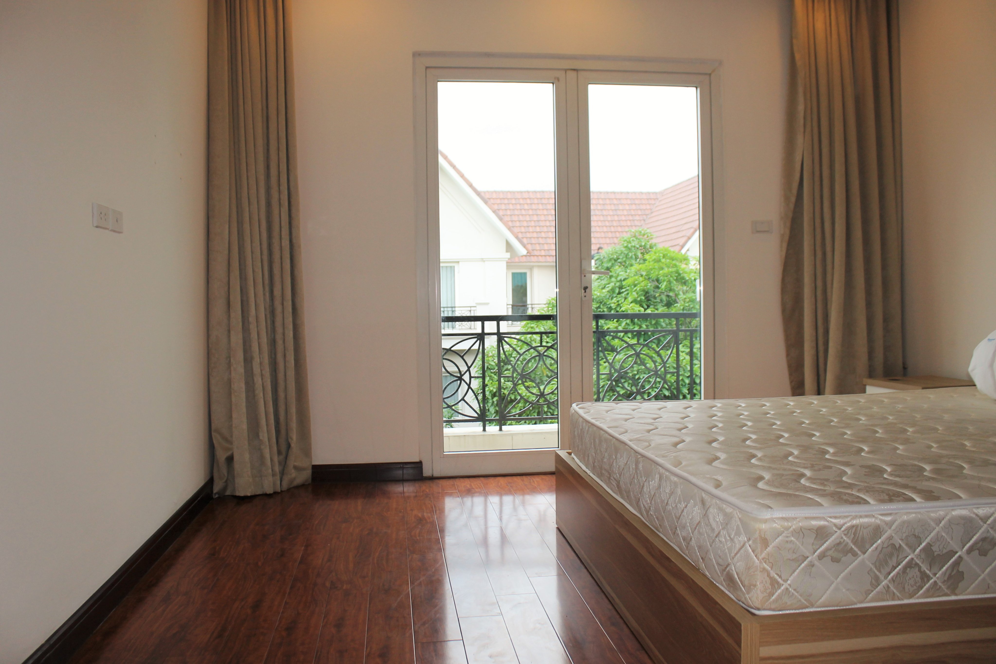 Biệt thự song lập đủ đồ giá rẻ cho thuê tại Hoa Sữa Vinhomes Riverside 5