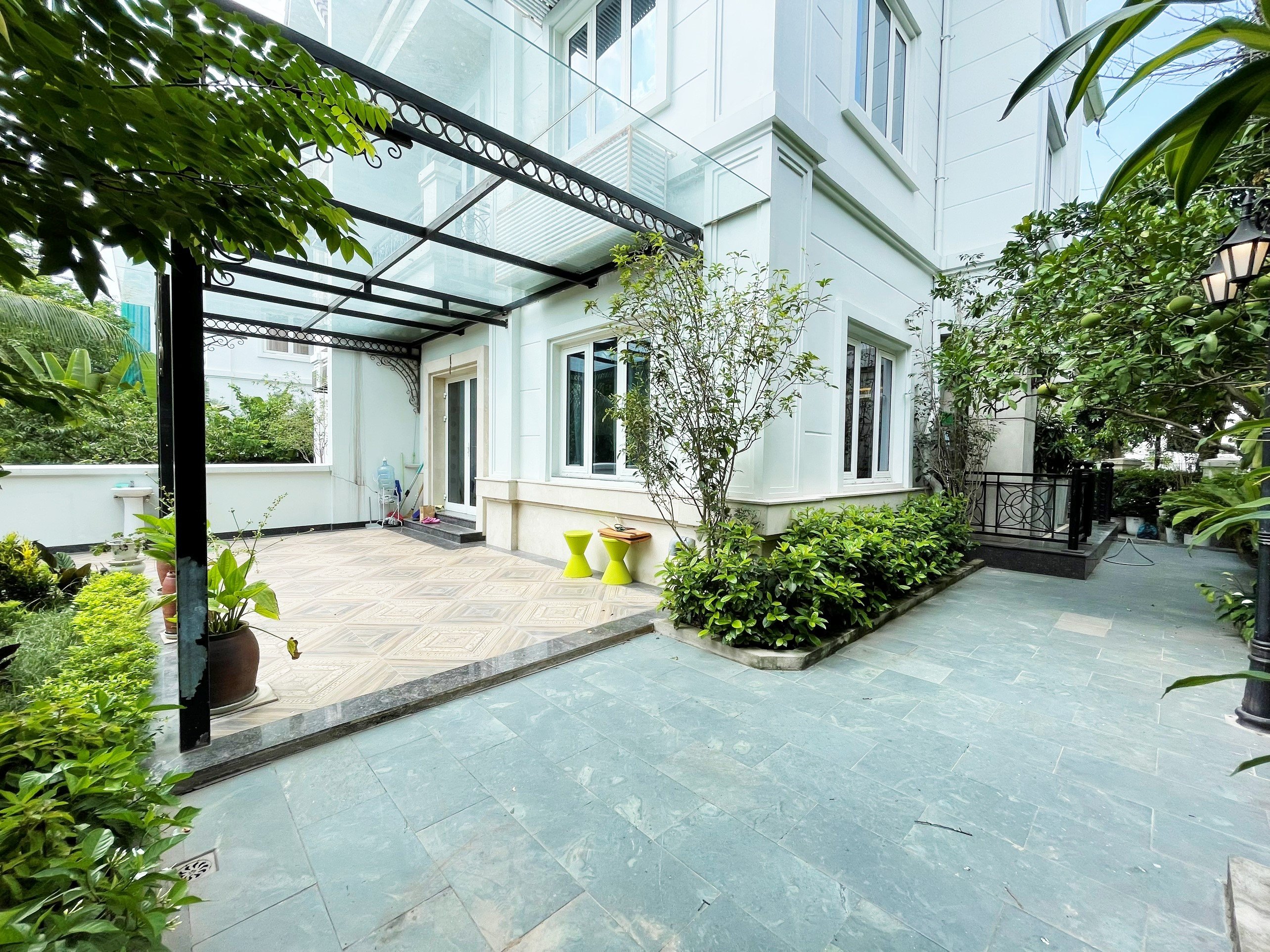Cho thuê biệt thự 5 phòng ngủ đủ đồ dãy Bằng Lăng Vinhomes Riverside 1