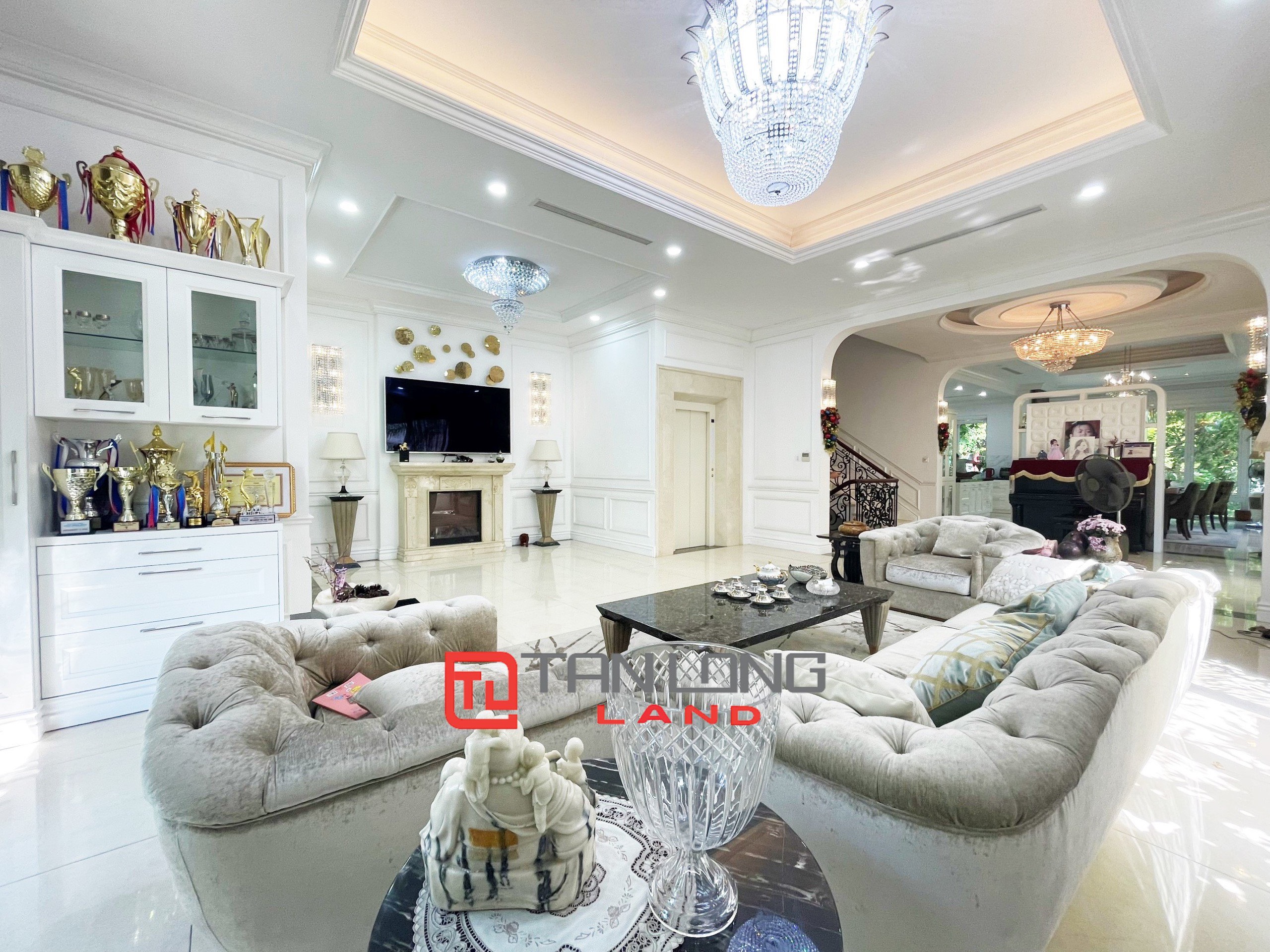 Cho thuê Biệt thự 5 phòng ngủ full nội thất nhập khẩu tại Vinhomes Riverside 3