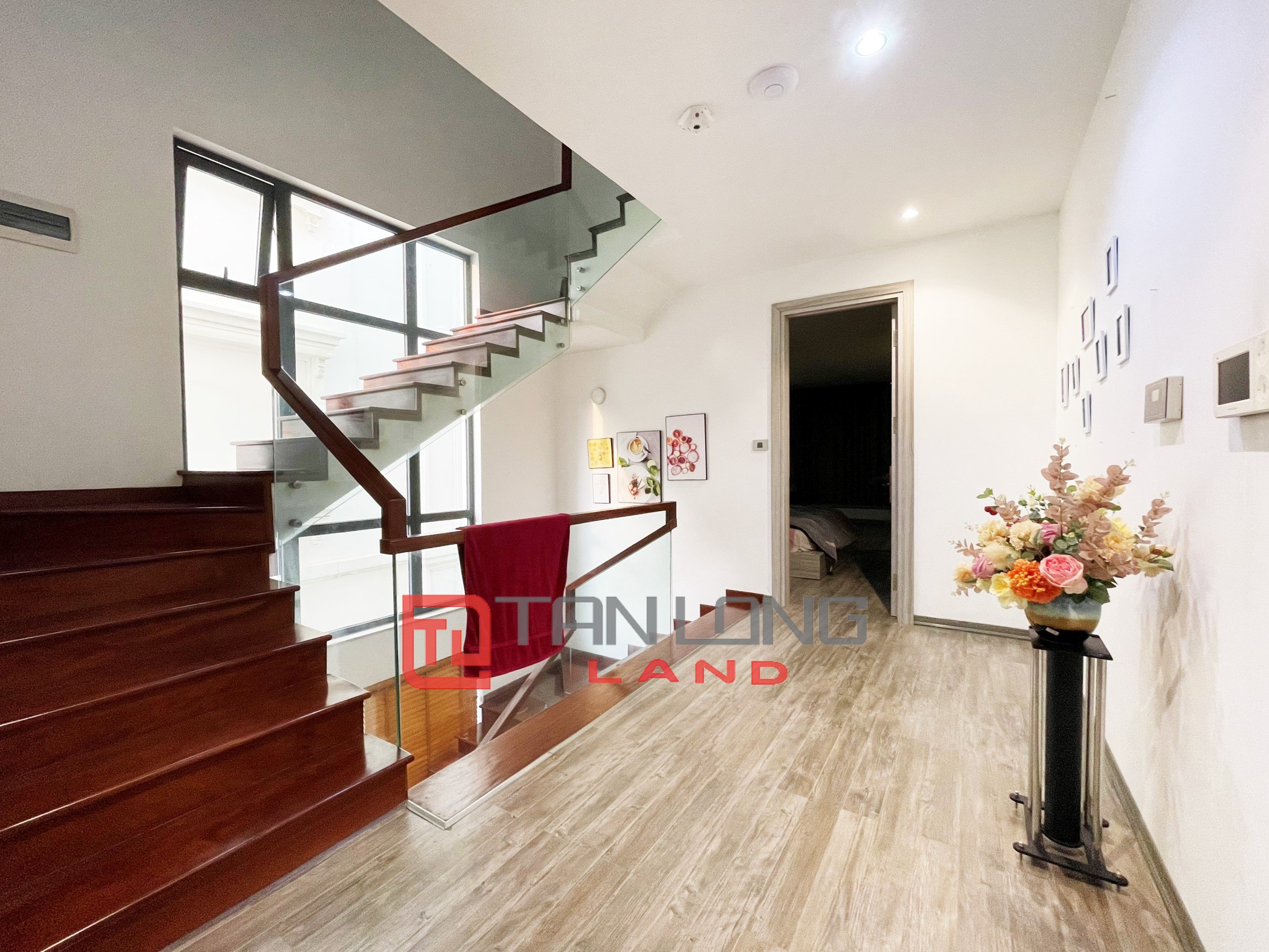 Cho thuê Biệt thự 5 phòng ngủ view ngã 3 sông thoáng mát tại Vinhomes Riverside 10