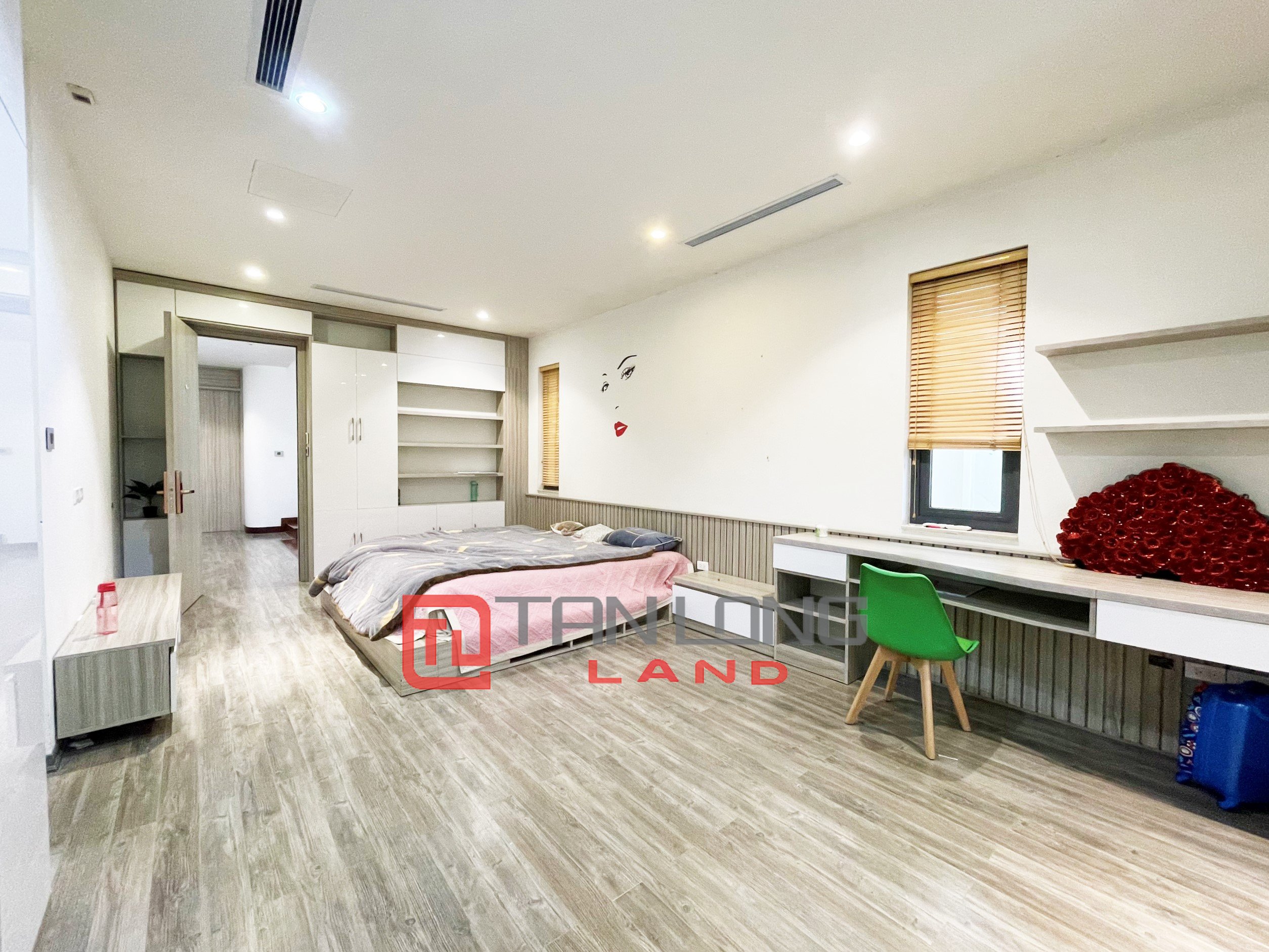 Cho thuê Biệt thự 5 phòng ngủ view ngã 3 sông thoáng mát tại Vinhomes Riverside 12