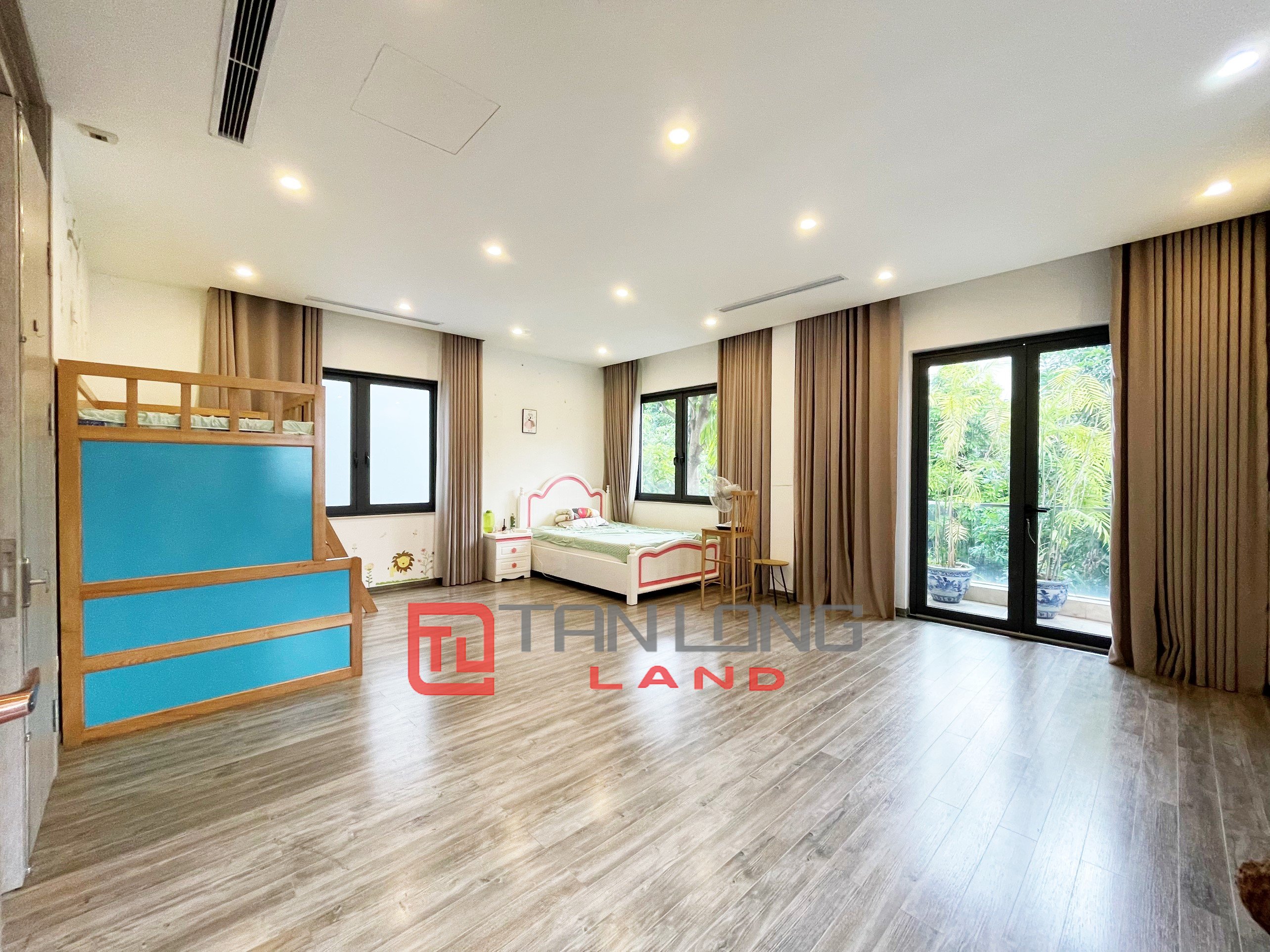 Cho thuê Biệt thự 5 phòng ngủ view ngã 3 sông thoáng mát tại Vinhomes Riverside 14