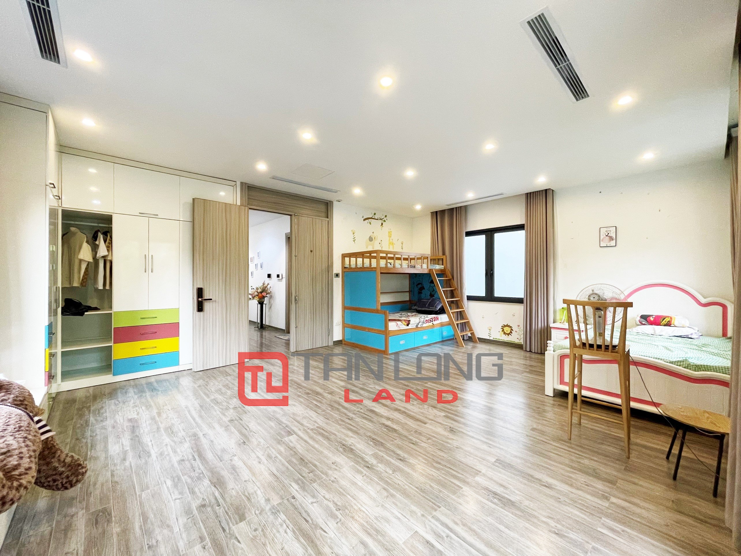 Cho thuê Biệt thự 5 phòng ngủ view ngã 3 sông thoáng mát tại Vinhomes Riverside 15