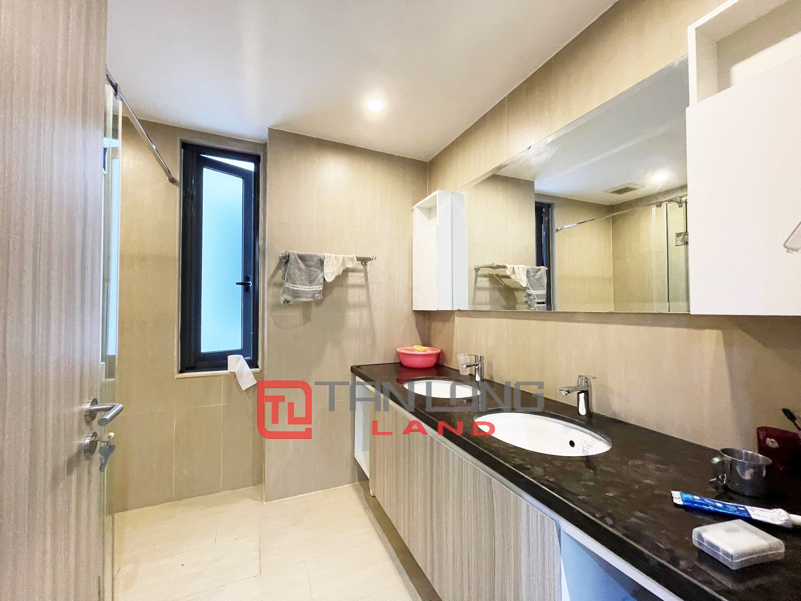 Cho thuê Biệt thự 5 phòng ngủ view ngã 3 sông thoáng mát tại Vinhomes Riverside 16
