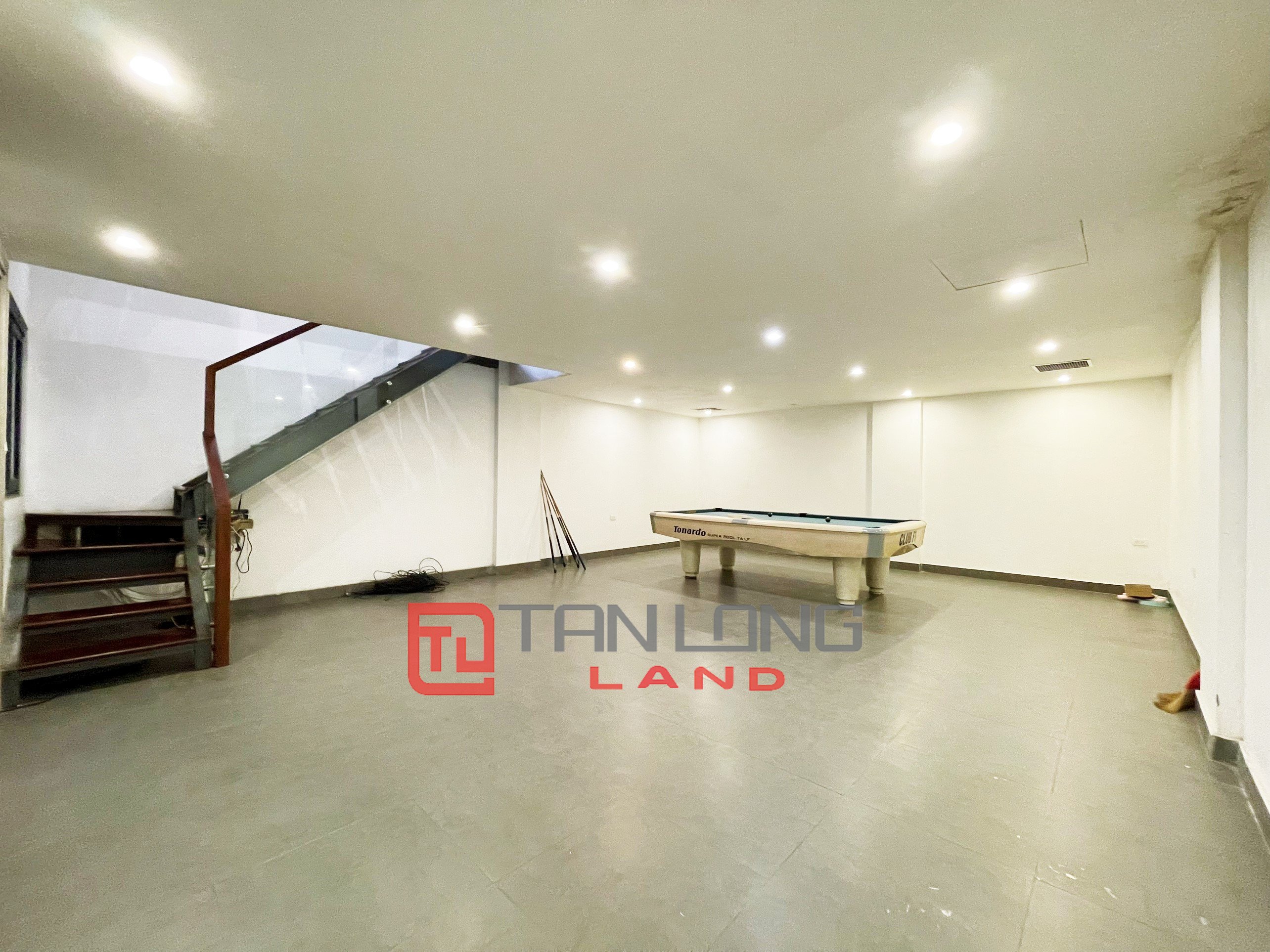 Cho thuê Biệt thự 5 phòng ngủ view ngã 3 sông thoáng mát tại Vinhomes Riverside 8