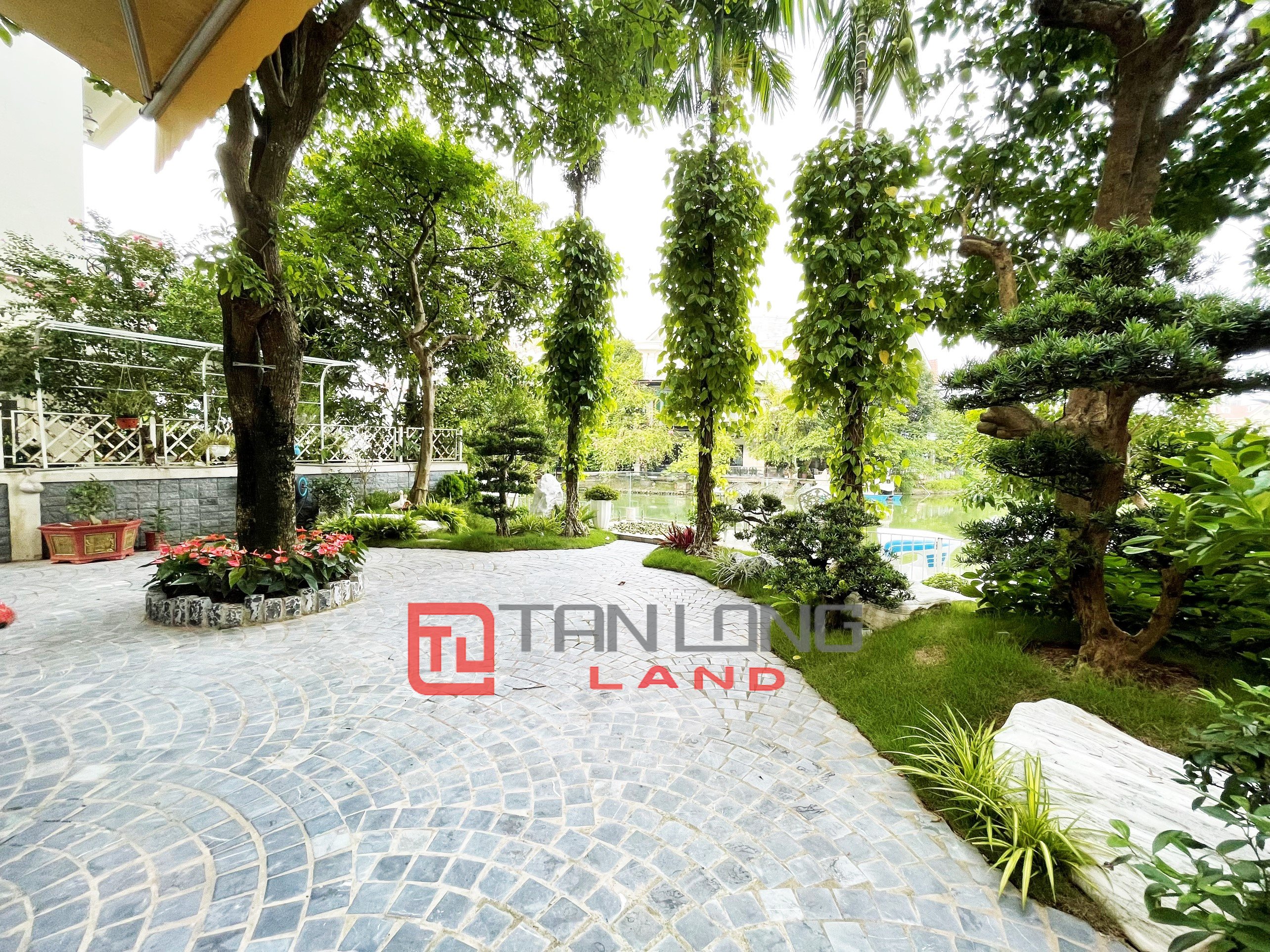 Cho thuê Biệt thự 5 phòng ngủ view ngã 3 sông thoáng mát tại Vinhomes Riverside 9