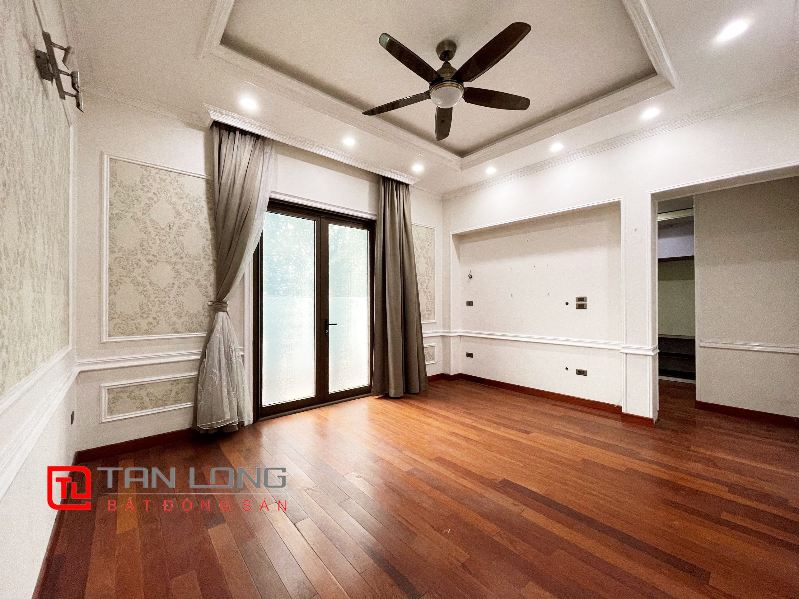 Cho thuê biệt thự 6 phòng ngủ tại Khu đô thị Vinhomes Riverside 1