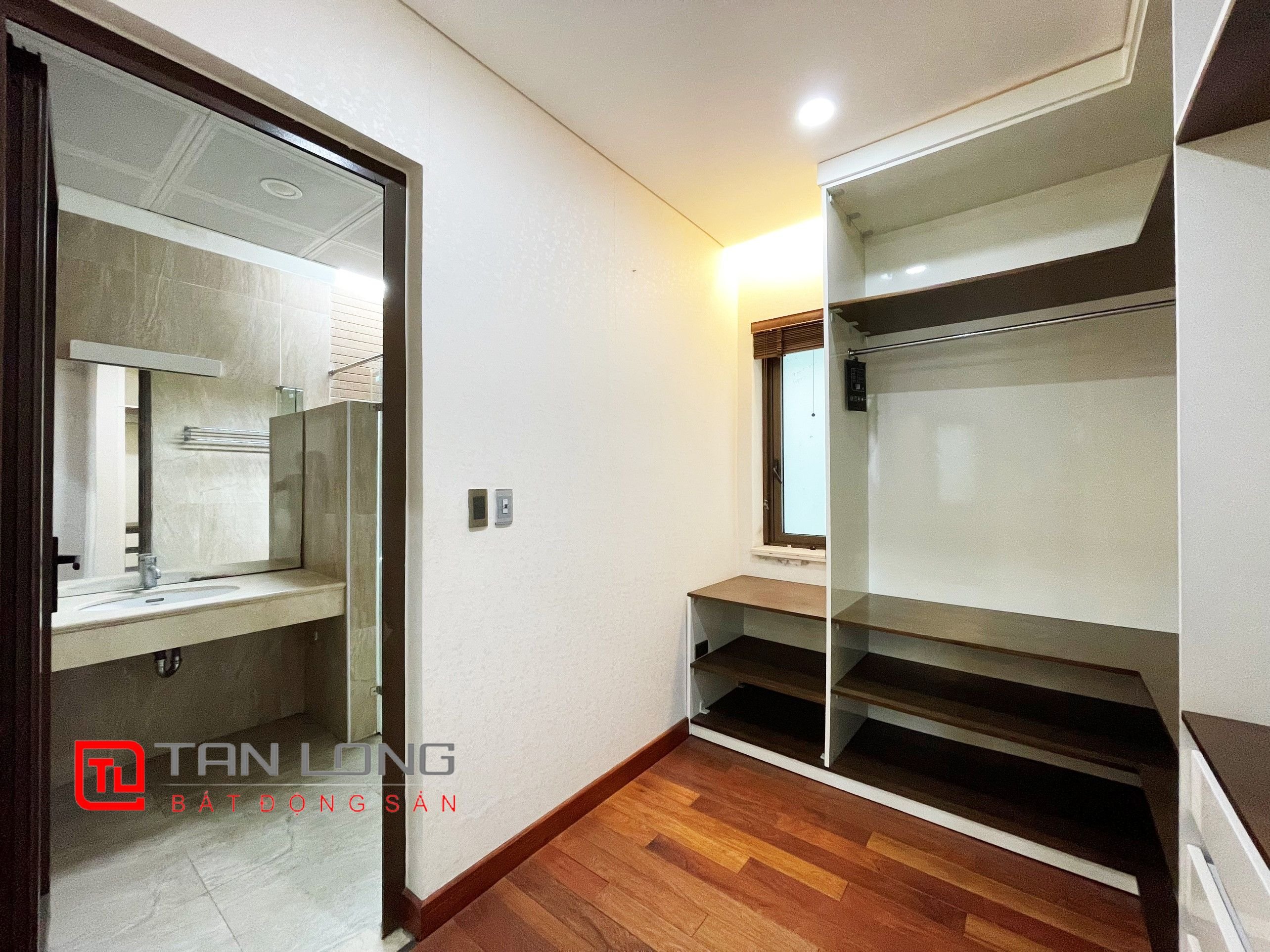 Cho thuê biệt thự 6 phòng ngủ tại Khu đô thị Vinhomes Riverside 12