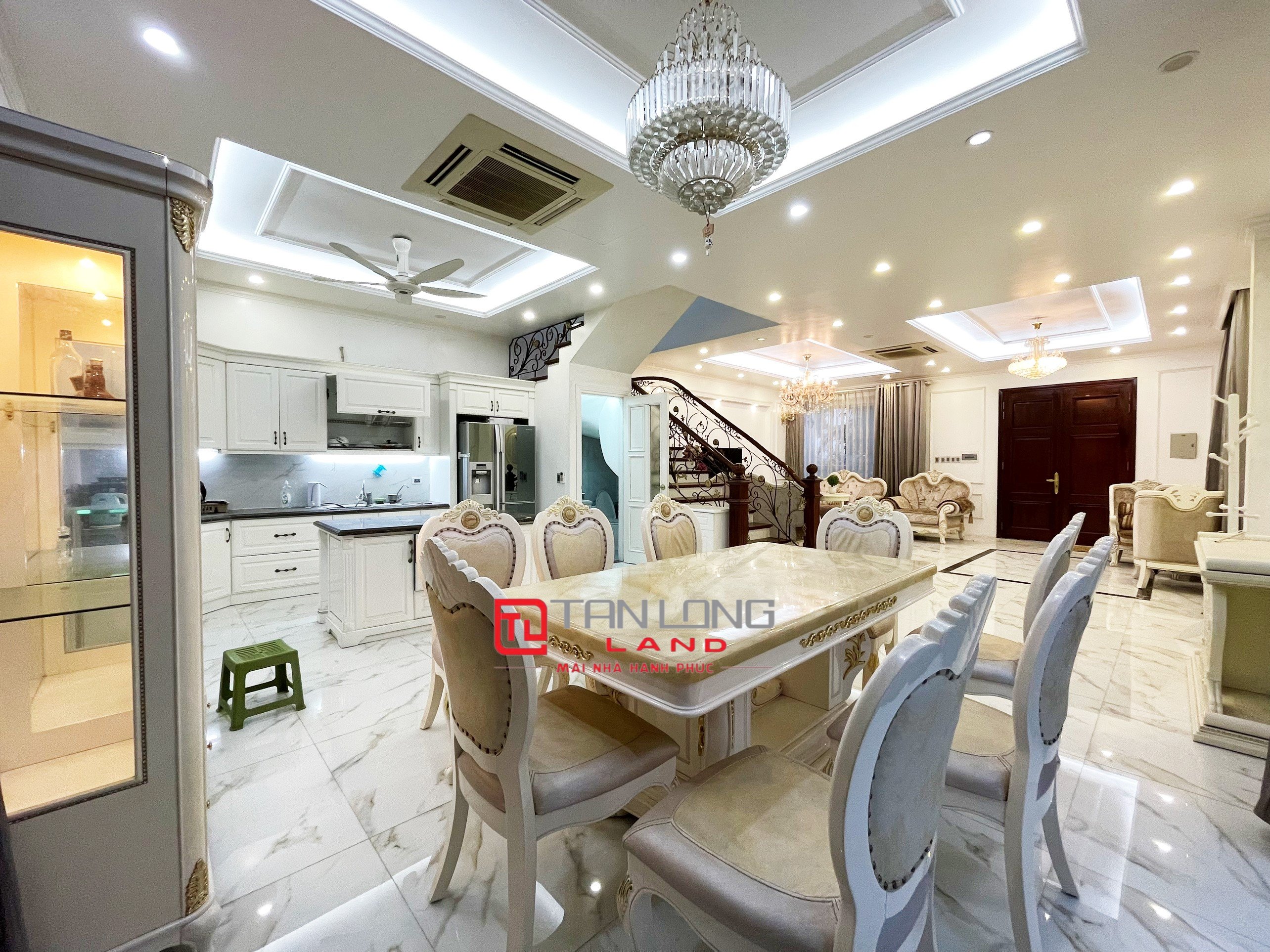 Cho thuê biệt thự Anh Đào 8 Vinhomes Riveride phong cách tân cổ điển 3
