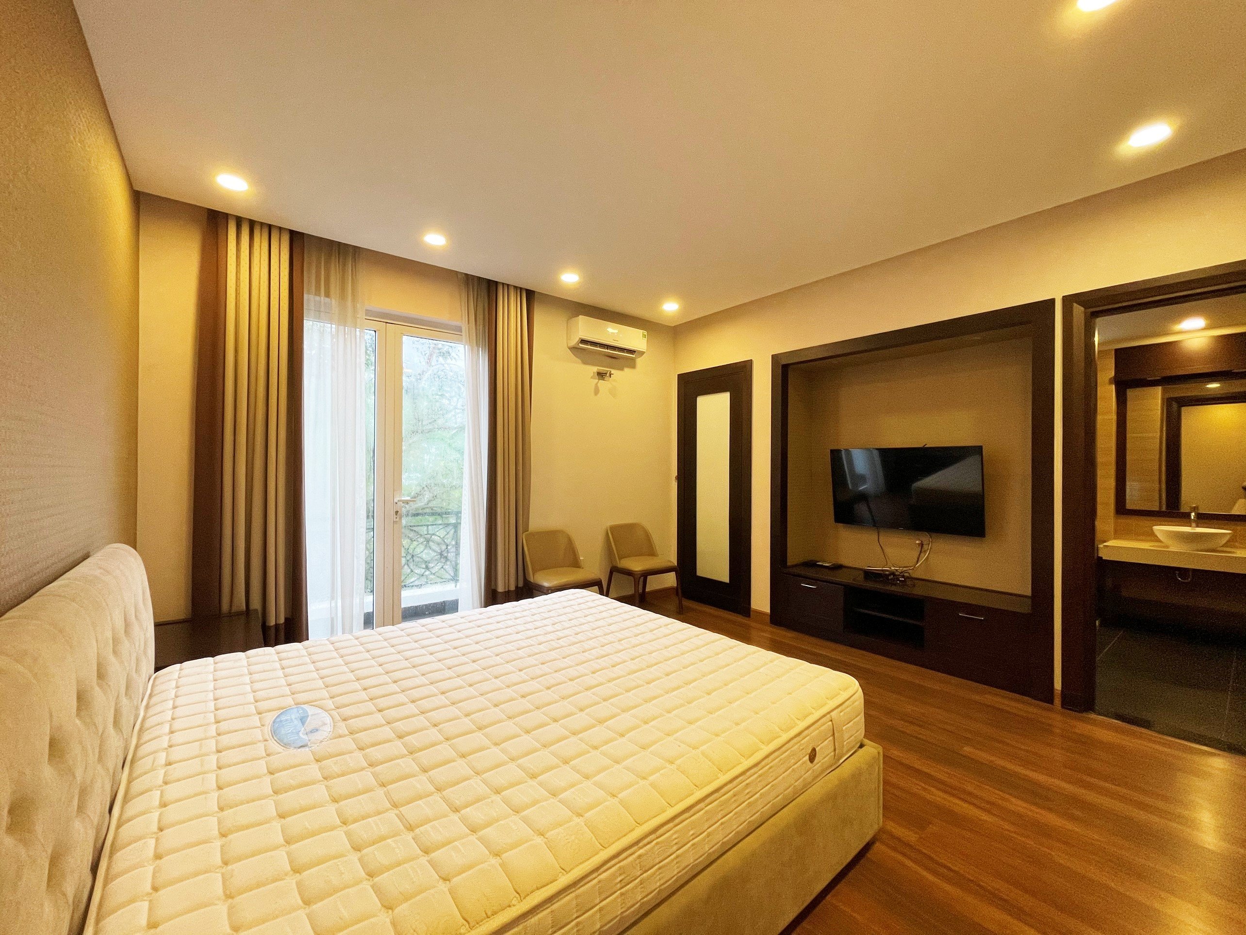 Cho thuê biệt thự có hầm đủ đồ dãy Hoa Sữa 4