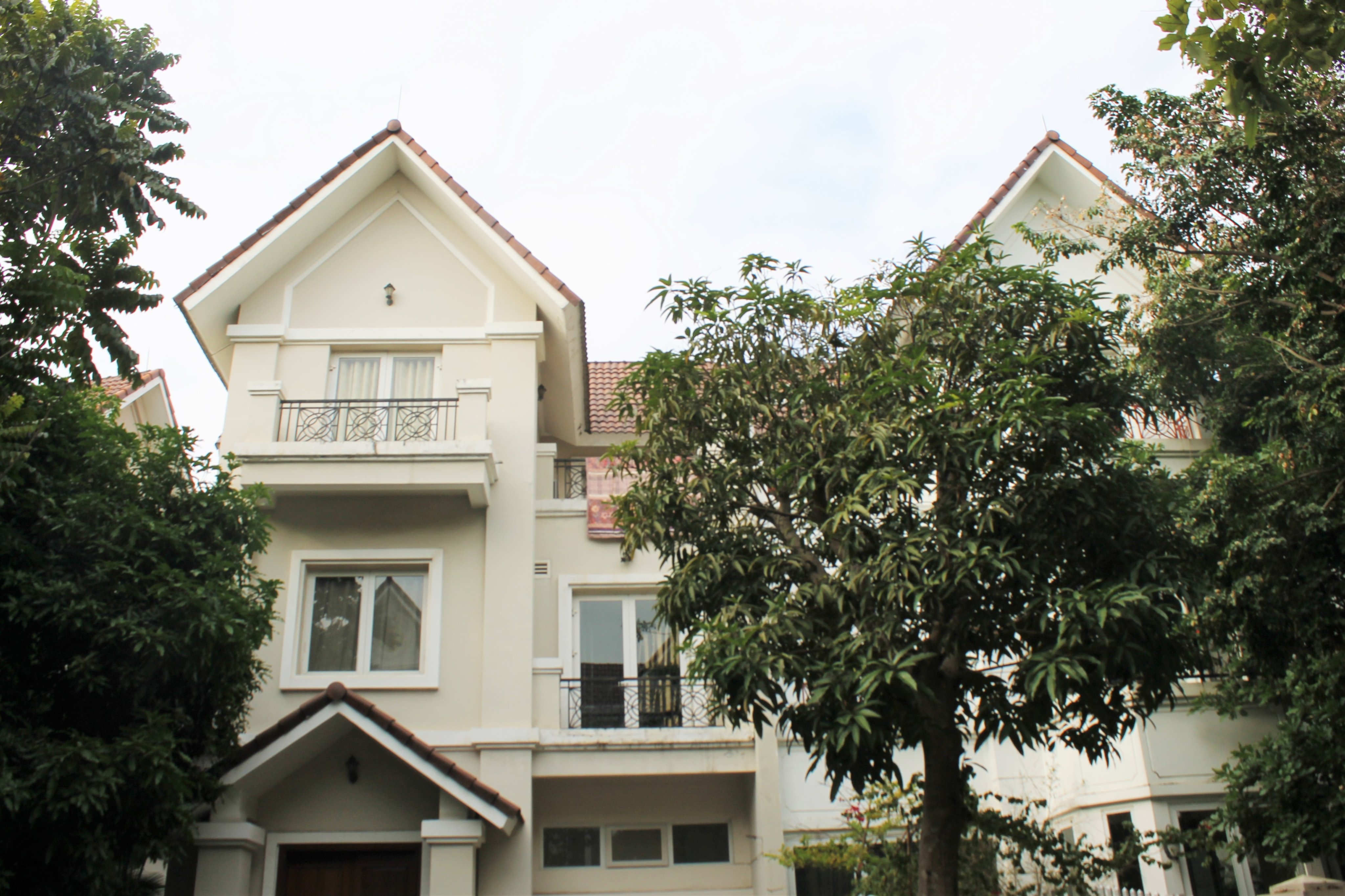 Cho thuê biệt thự có hầm hoàn thiện đẹp Hoa Sữa Vinhomes Riverside 1