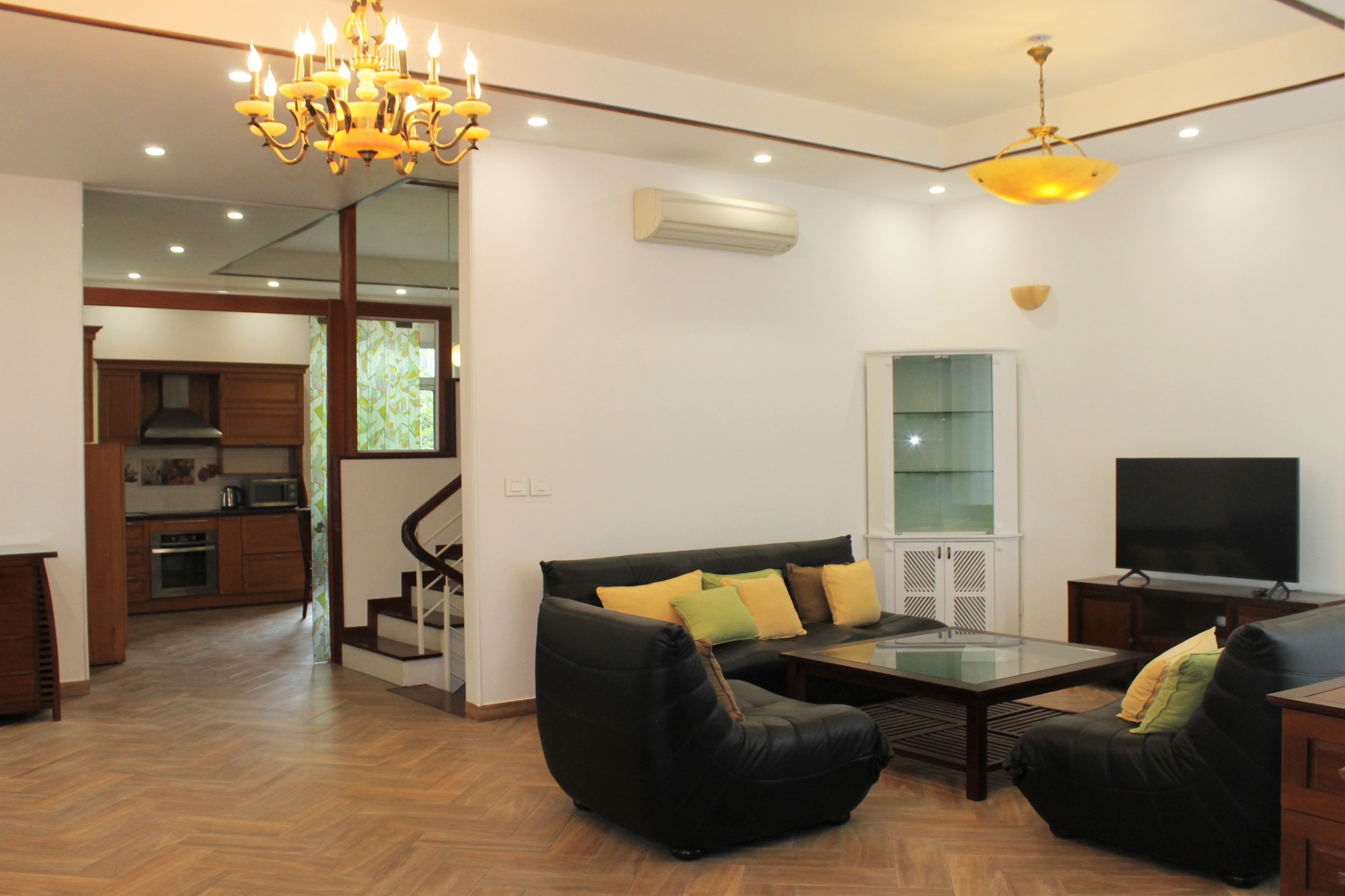 Cho thuê biệt thự có hầm hoàn thiện đẹp Hoa Sữa Vinhomes Riverside 2