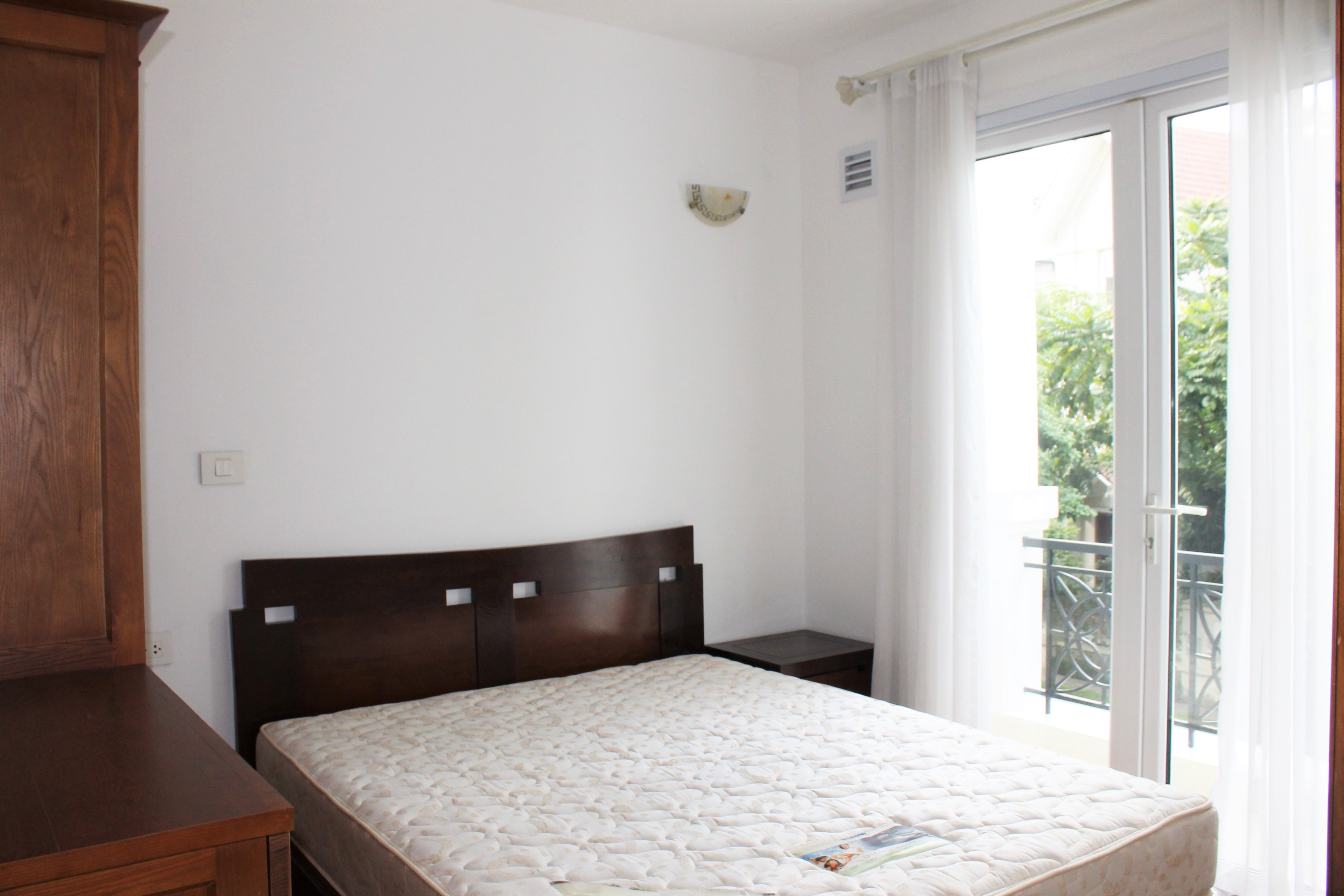 Cho thuê biệt thự có hầm hoàn thiện đẹp Hoa Sữa Vinhomes Riverside 9
