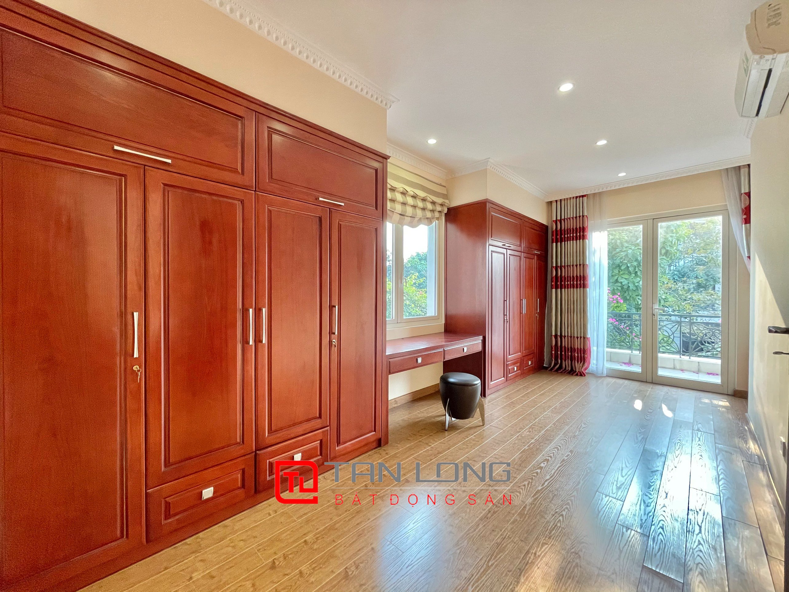 Cho thuê Biệt thự Đơn lập 4 phòng ngủ gần TTTM Vincom tại Vinhomes Riverside 15