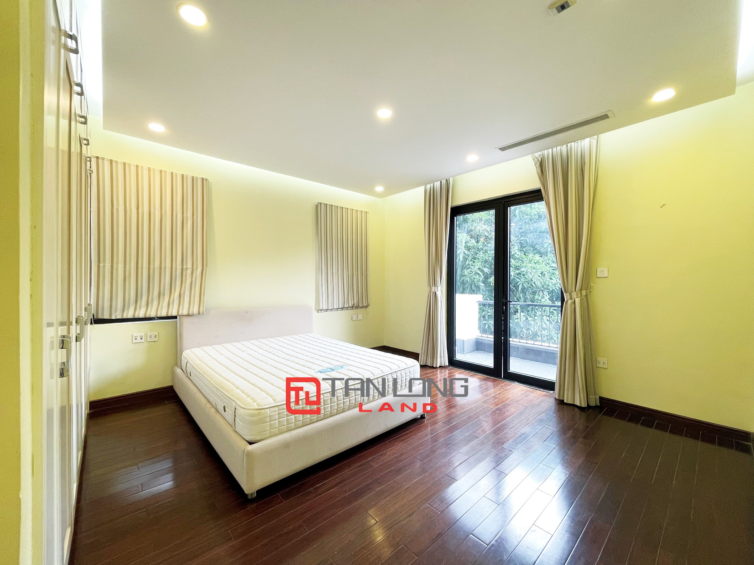 Cho thuê Biệt thự Đơn lập 4 phòng ngủ view ngã ba sông tại Vinhomes Riverside 11