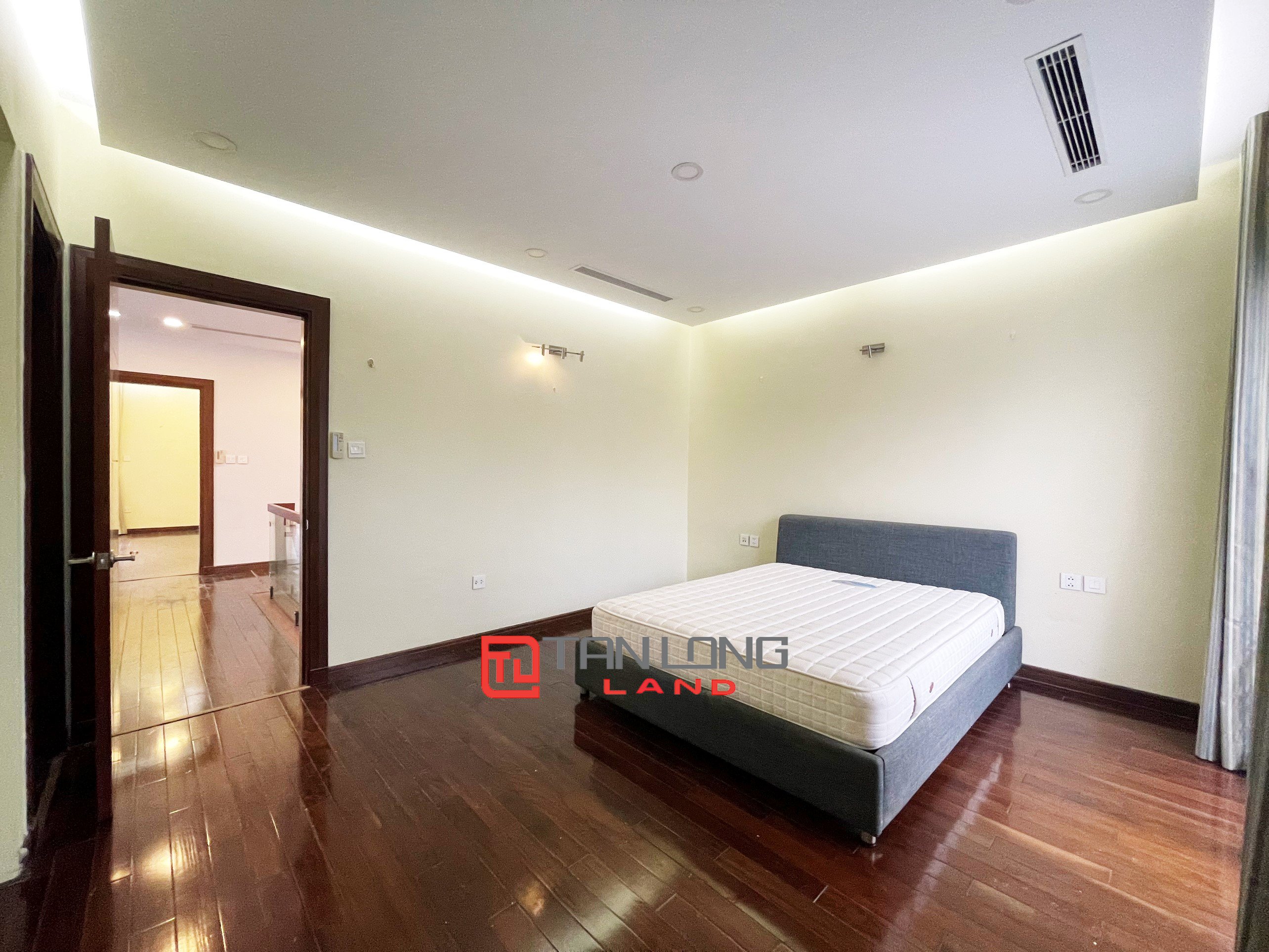 Cho thuê Biệt thự Đơn lập 4 phòng ngủ view ngã ba sông tại Vinhomes Riverside 15