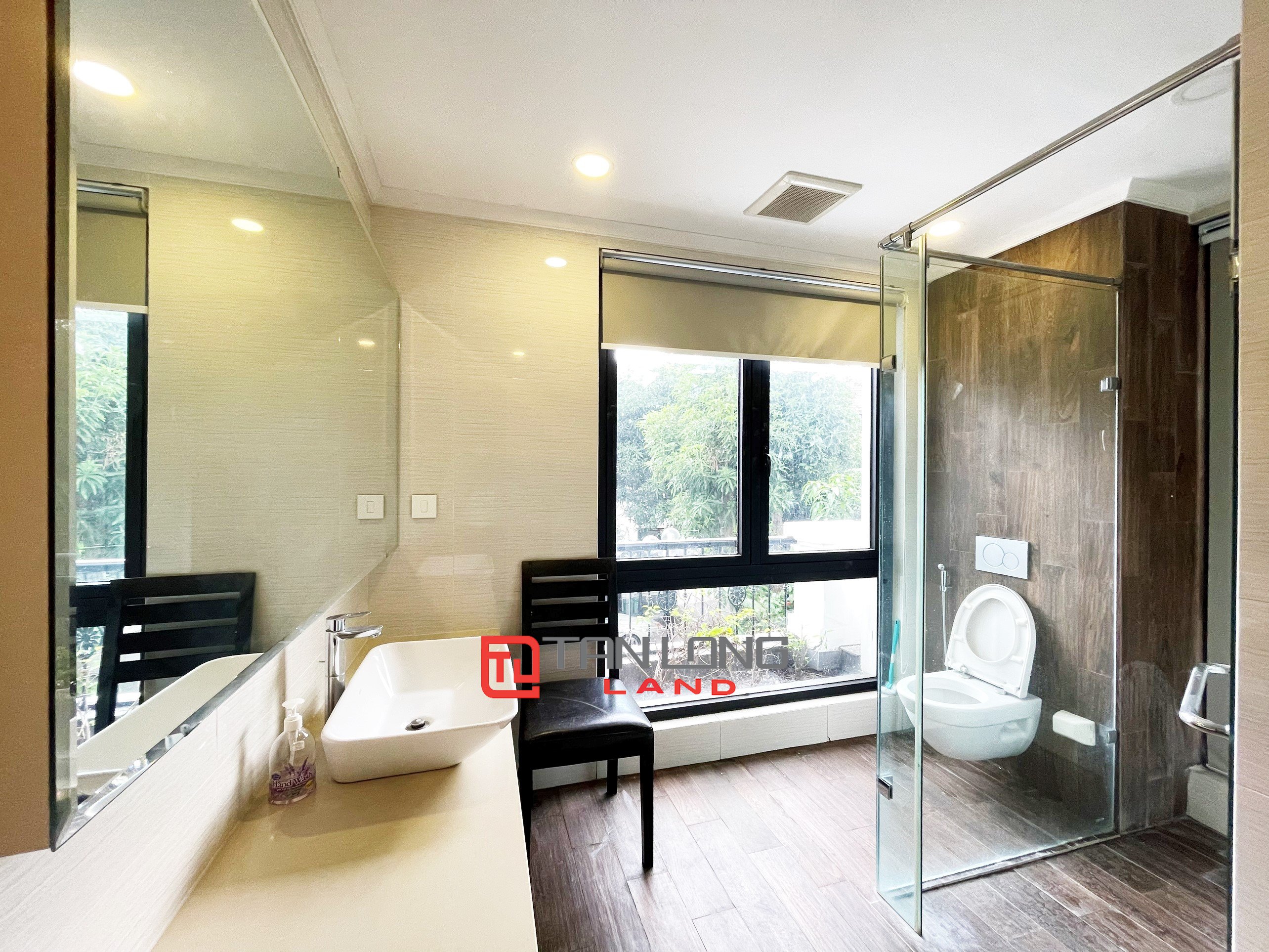 Cho thuê Biệt thự Đơn lập 4 phòng ngủ view ngã ba sông tại Vinhomes Riverside 16