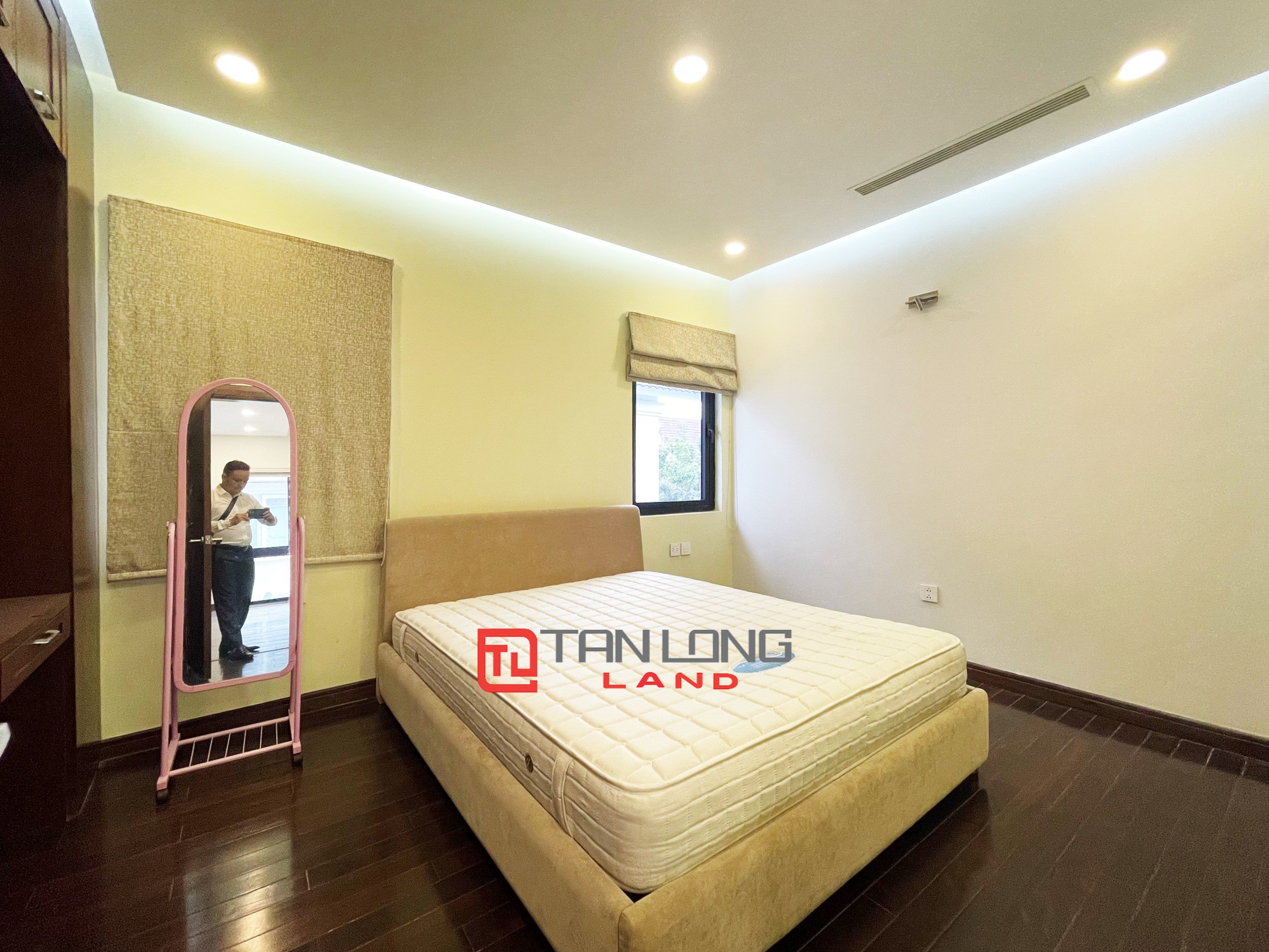 Cho thuê Biệt thự Đơn lập 4 phòng ngủ view ngã ba sông tại Vinhomes Riverside 17