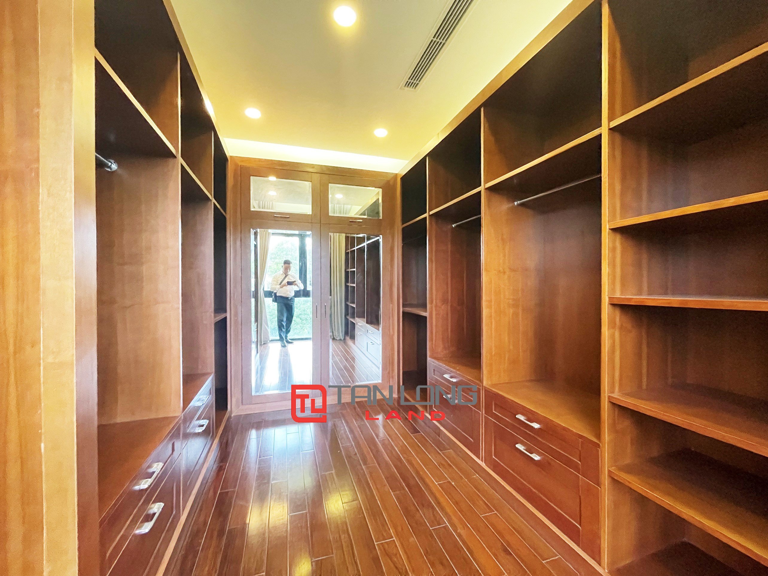 Cho thuê Biệt thự Đơn lập 4 phòng ngủ view ngã ba sông tại Vinhomes Riverside 18