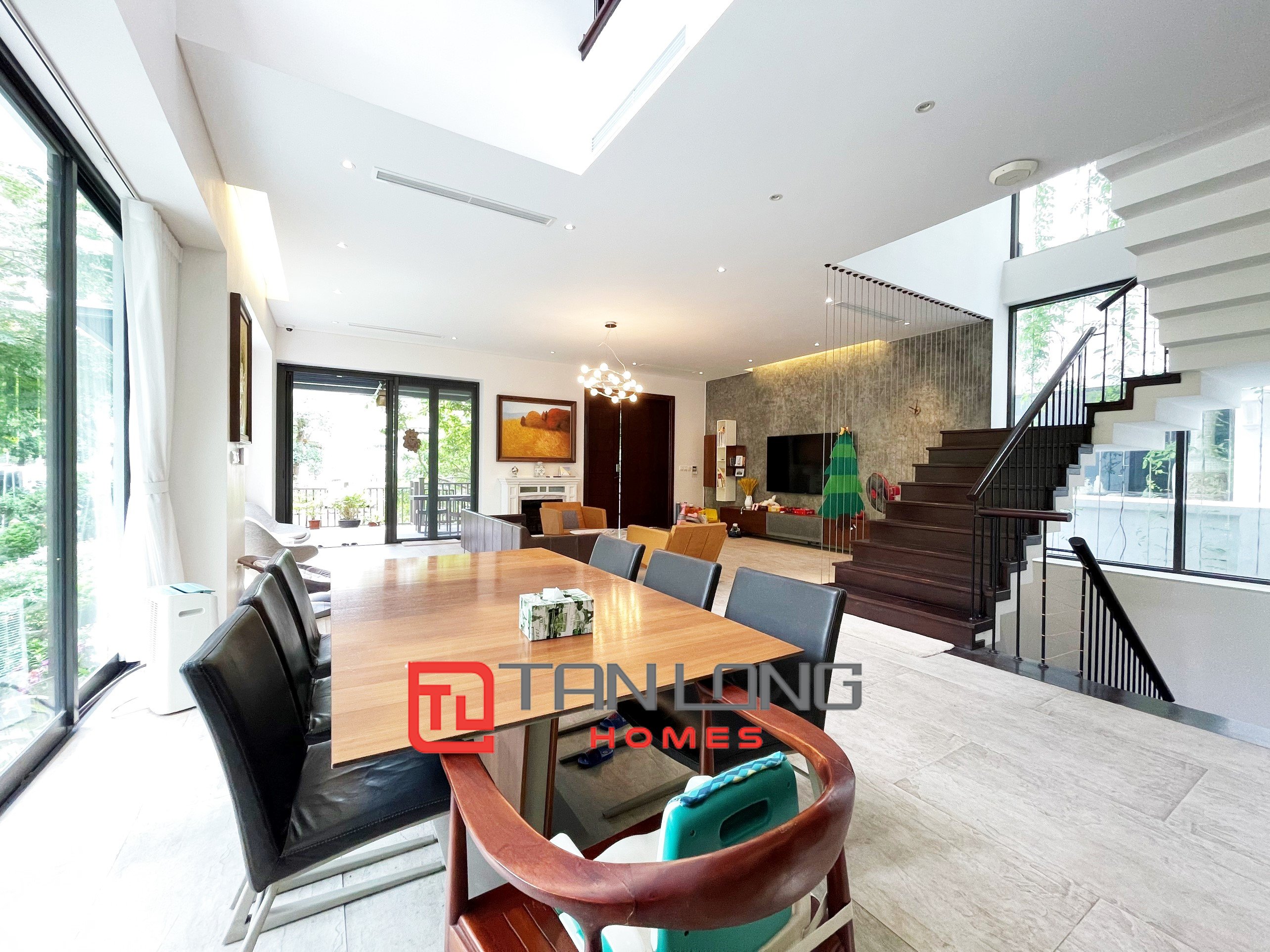 Cho thuê Biệt thự Đơn lập 6 phòng ngủ full nội thất tại Vinhomes Riverside 4