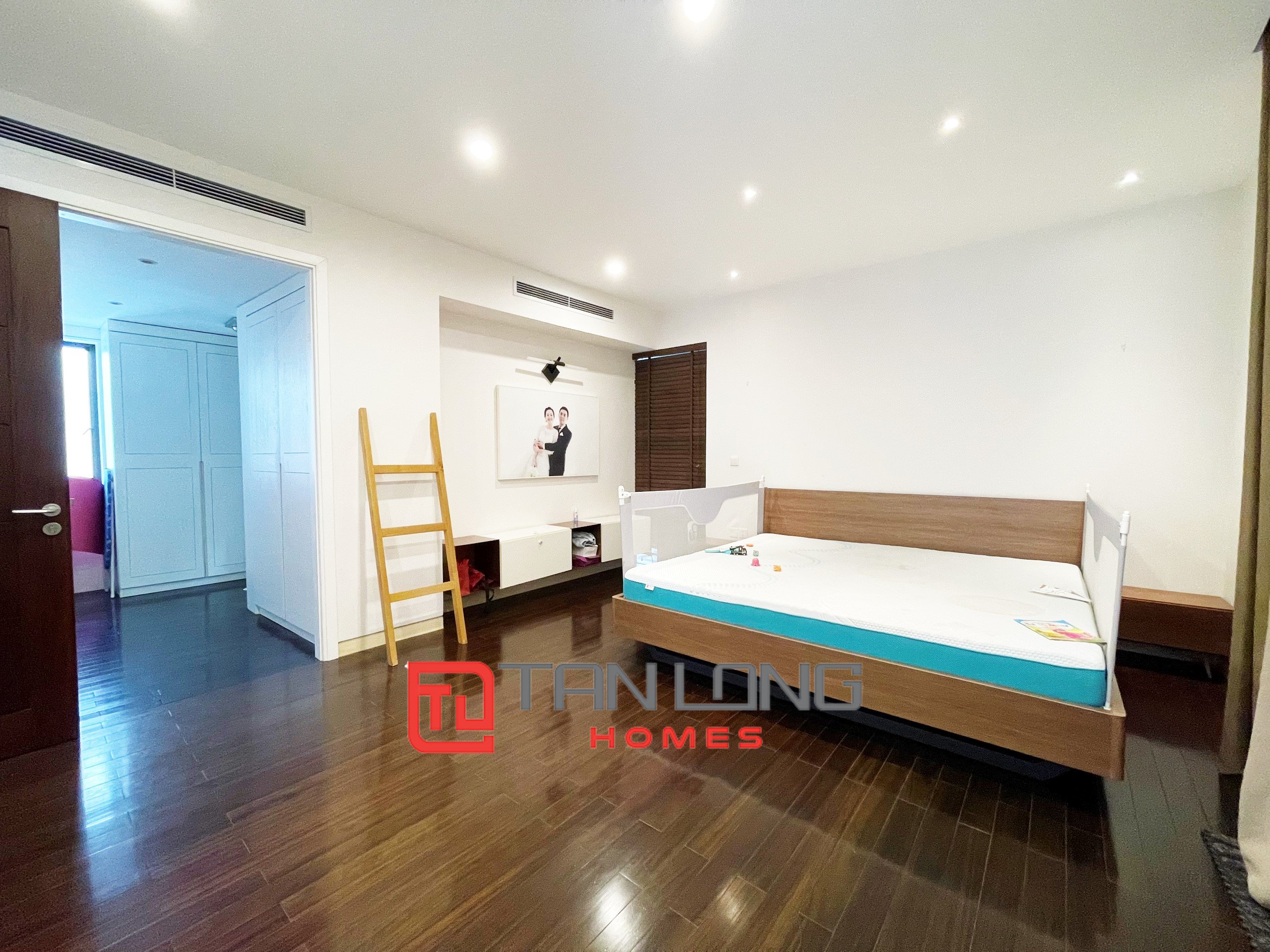 Cho thuê Biệt thự Đơn lập 6 phòng ngủ full nội thất tại Vinhomes Riverside 7