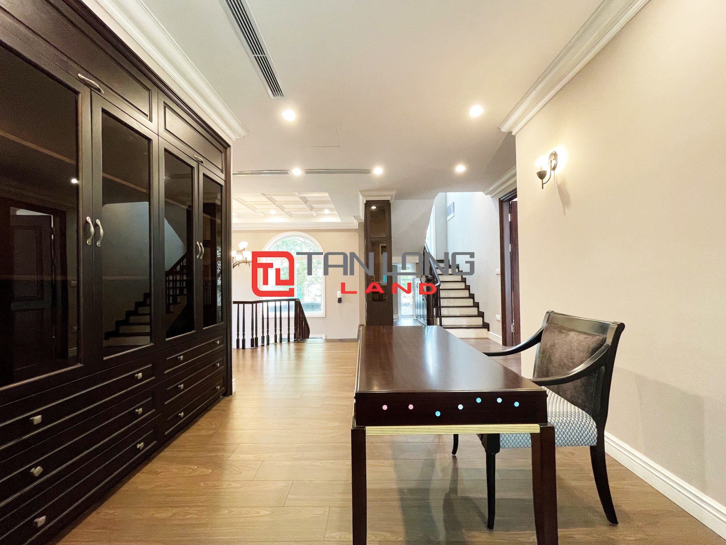 Cho thuê Biệt thự Đơn lập 6 phòng ngủ nằm trên đường trục chính tại Vinhomes Riverside 10
