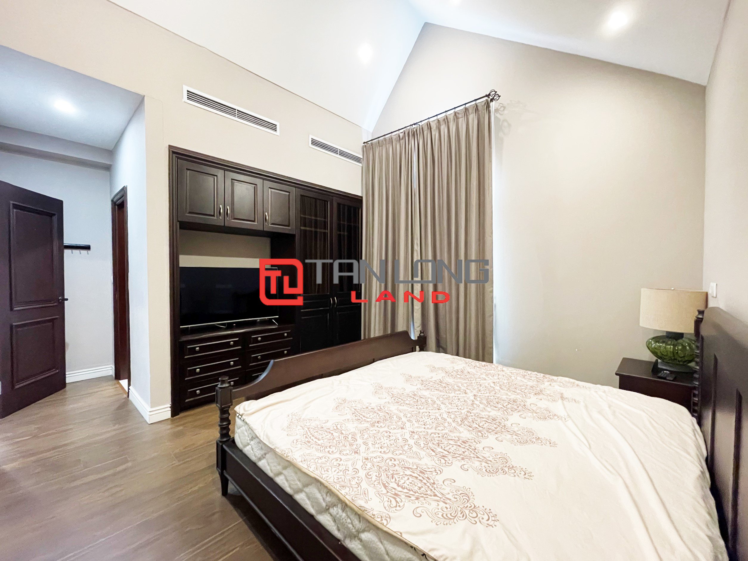 Cho thuê Biệt thự Đơn lập 6 phòng ngủ nằm trên đường trục chính tại Vinhomes Riverside 15