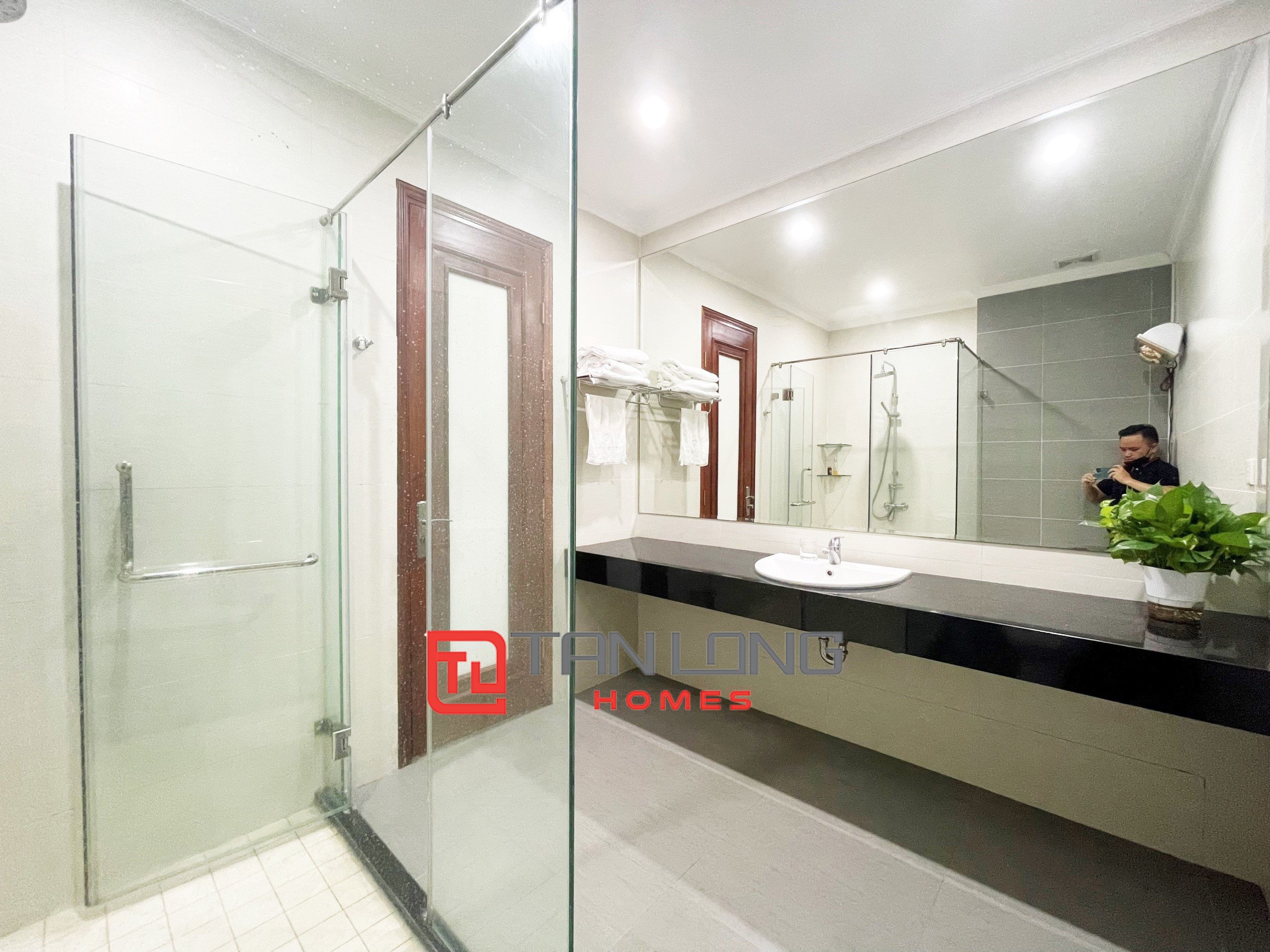 Cho thuê Biệt thự Đơn lập full nội thất 4 phòng ngủ view sông sau nhà tại Vinhomes Riverside 10