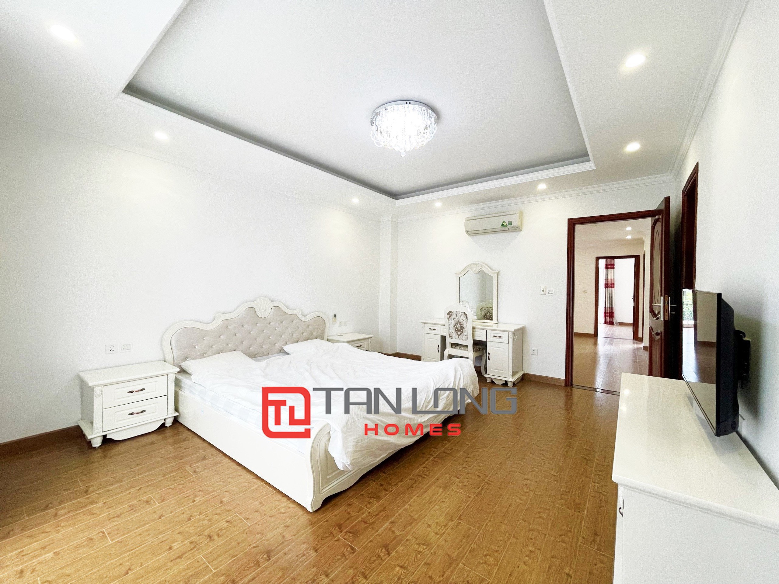 Cho thuê Biệt thự Đơn lập full nội thất 4 phòng ngủ view sông sau nhà tại Vinhomes Riverside 12