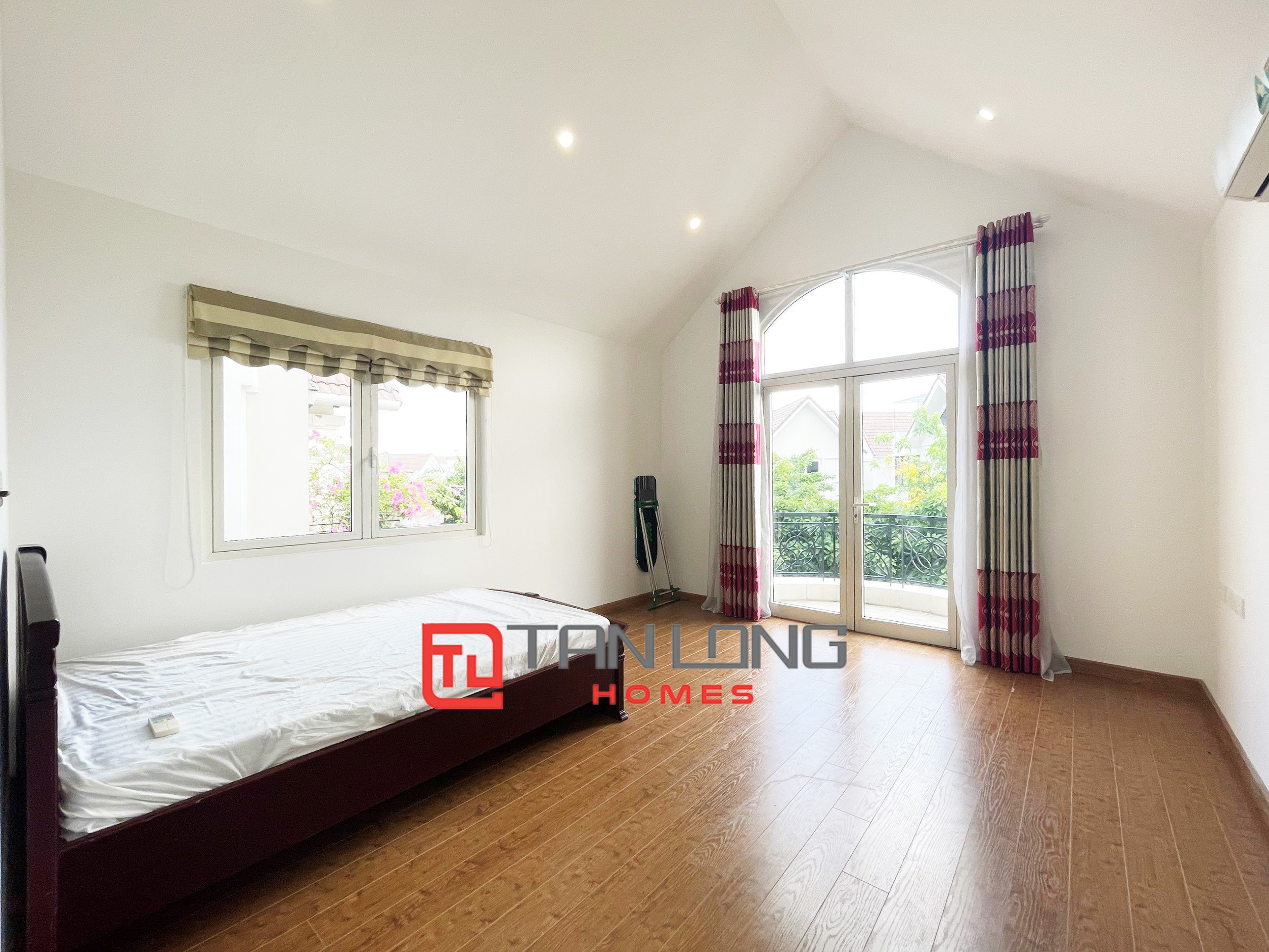 Cho thuê Biệt thự Đơn lập full nội thất 4 phòng ngủ view sông sau nhà tại Vinhomes Riverside 14