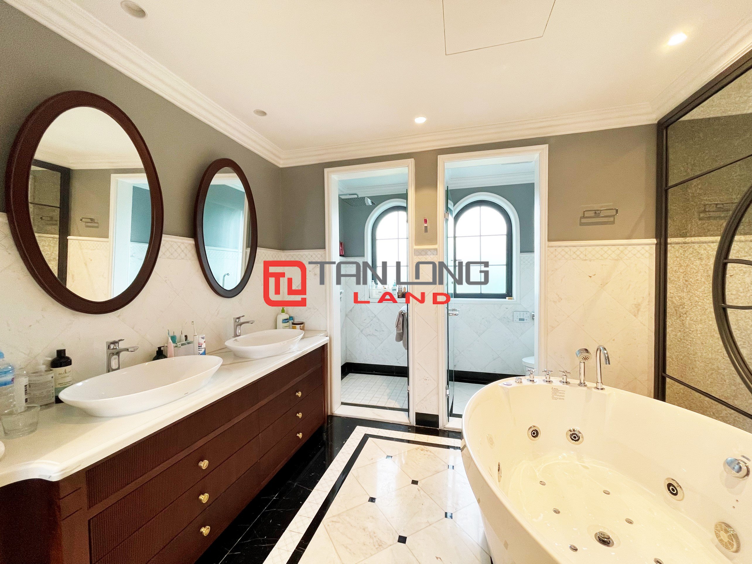 Cho thuê Biệt thự Đơn lập full nội thất cao cấp view ngã 3 sông rộng nhất tại Vinhomes Riverside 22
