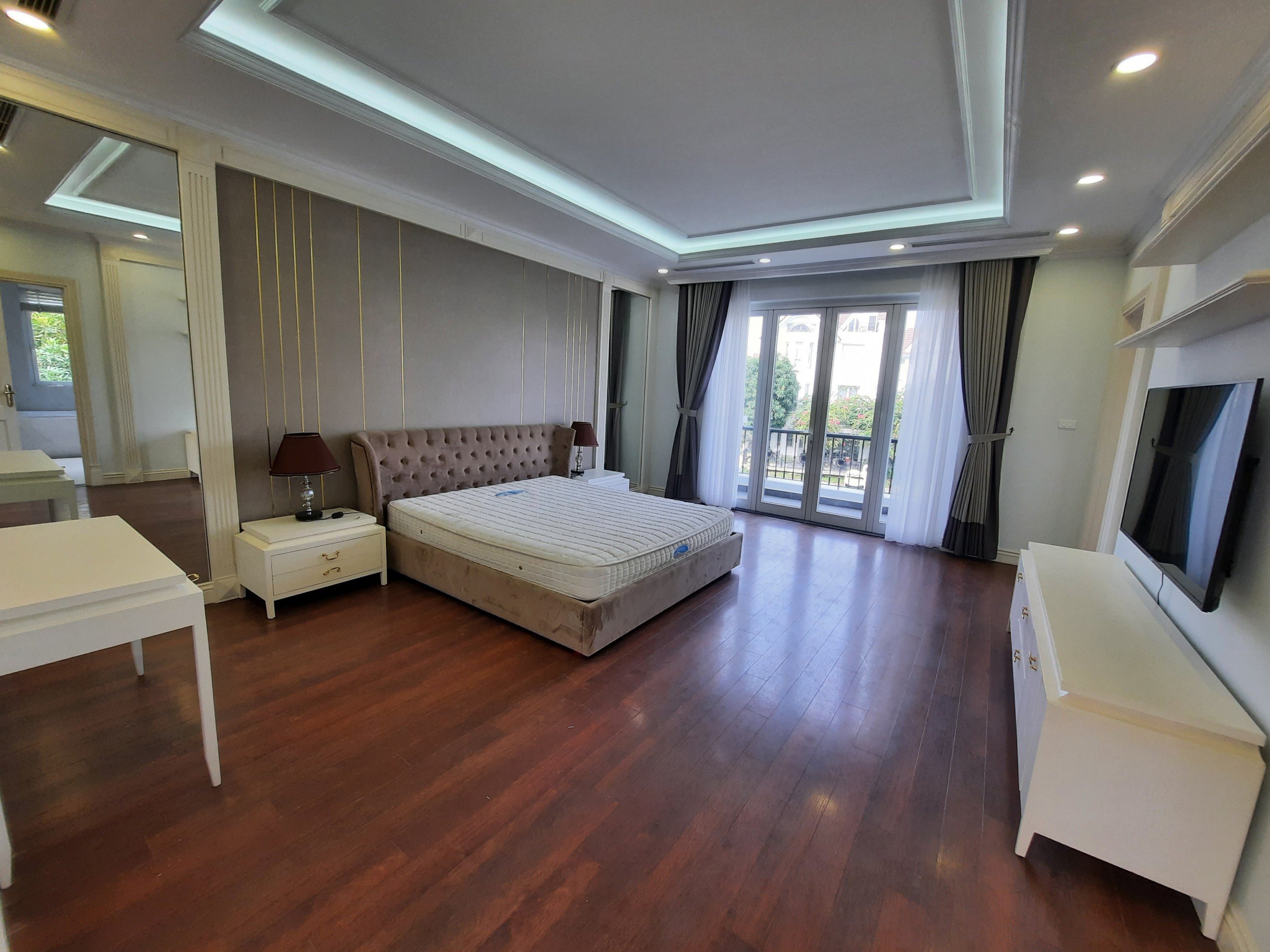 Cho thuê biệt thự đơn lập ngã ba sông Hoa sữa Vinhomes Riverside 10