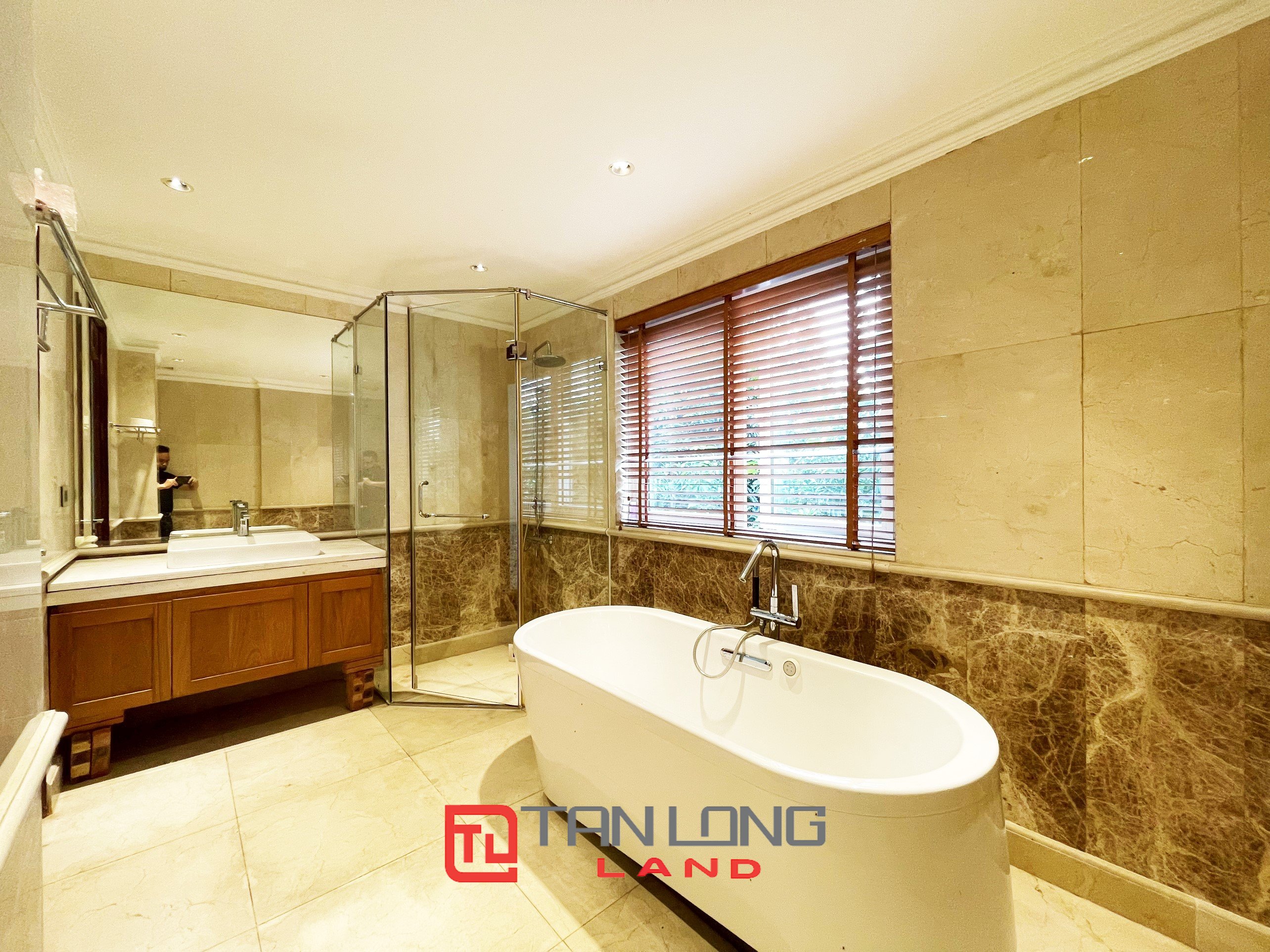 Cho thuê Biệt Thự Đơn Lập sân vườn full nội thất gần trường quốc tế BIS tại Vinhomes Riverside 12