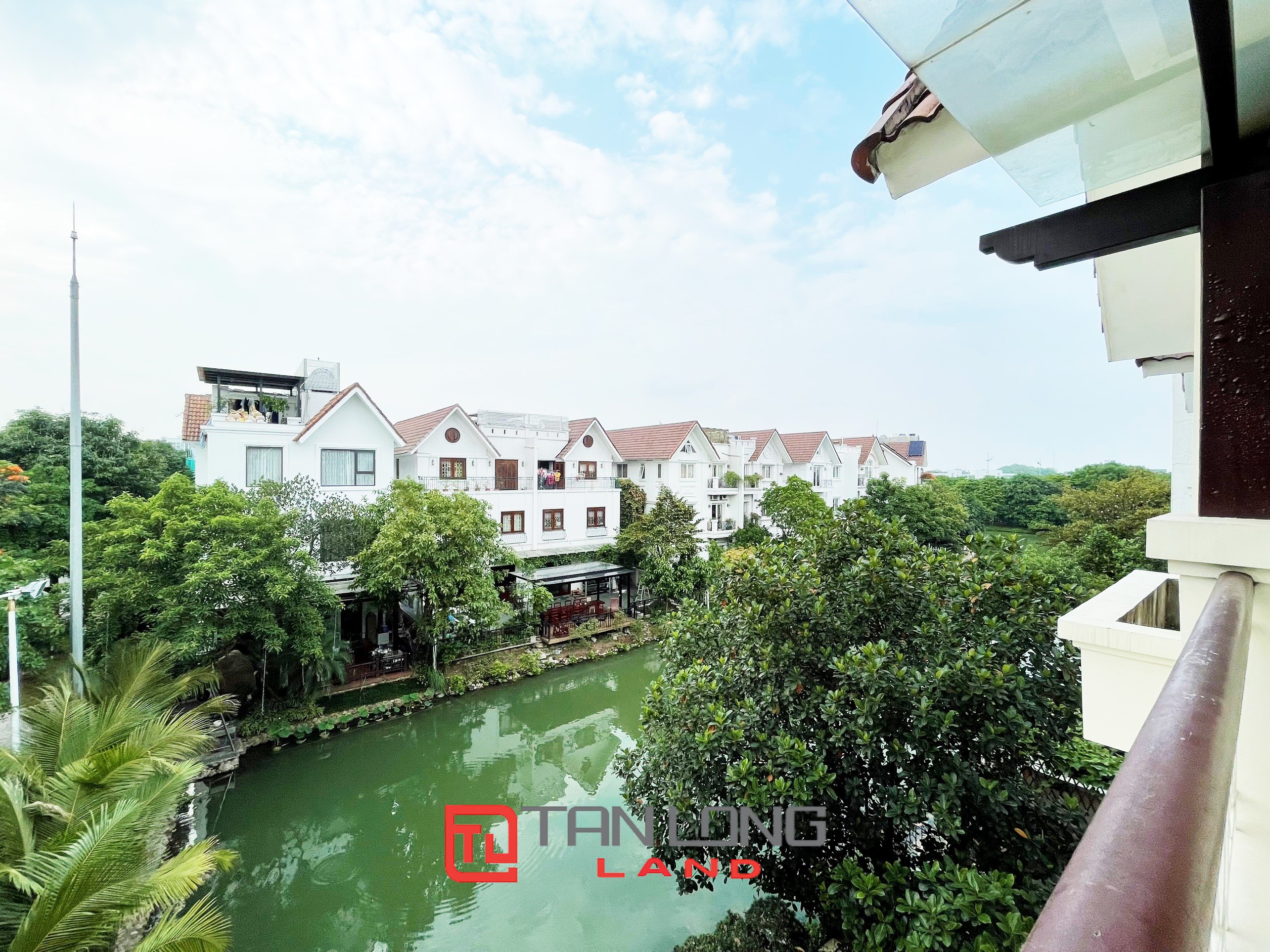 Cho thuê Biệt Thự Đơn Lập sân vườn full nội thất gần trường quốc tế BIS tại Vinhomes Riverside 17
