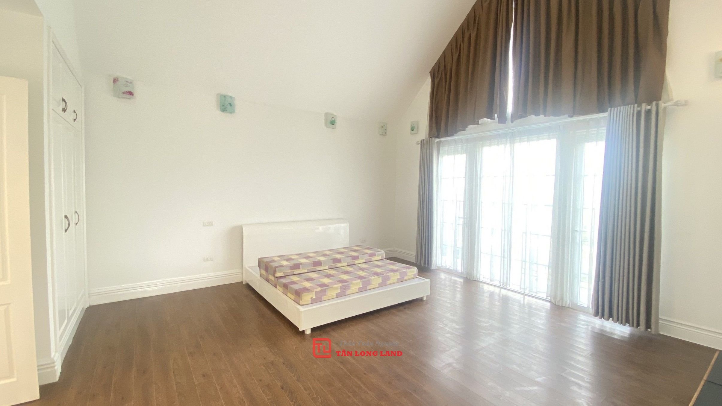 Cho thuê biệt thự đơn lập view sông rộng gần BIS Vinhomes Riverside 9
