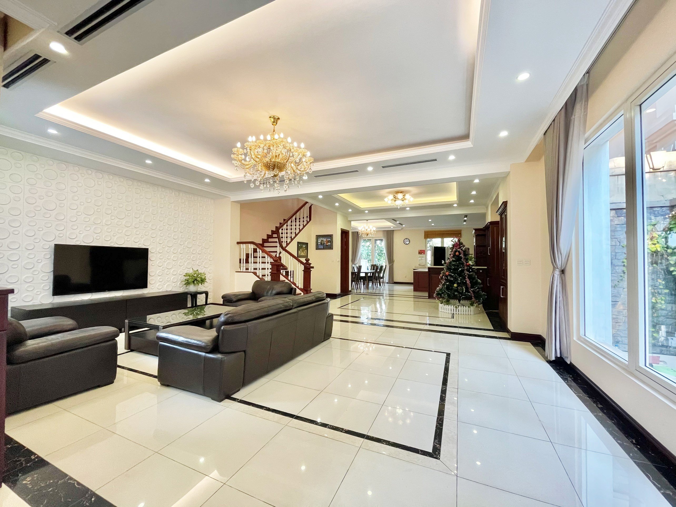 Cho thuê Biệt Thự đơn lập Vinhomes Riverside đủ đồ, sân vườn có sông 1