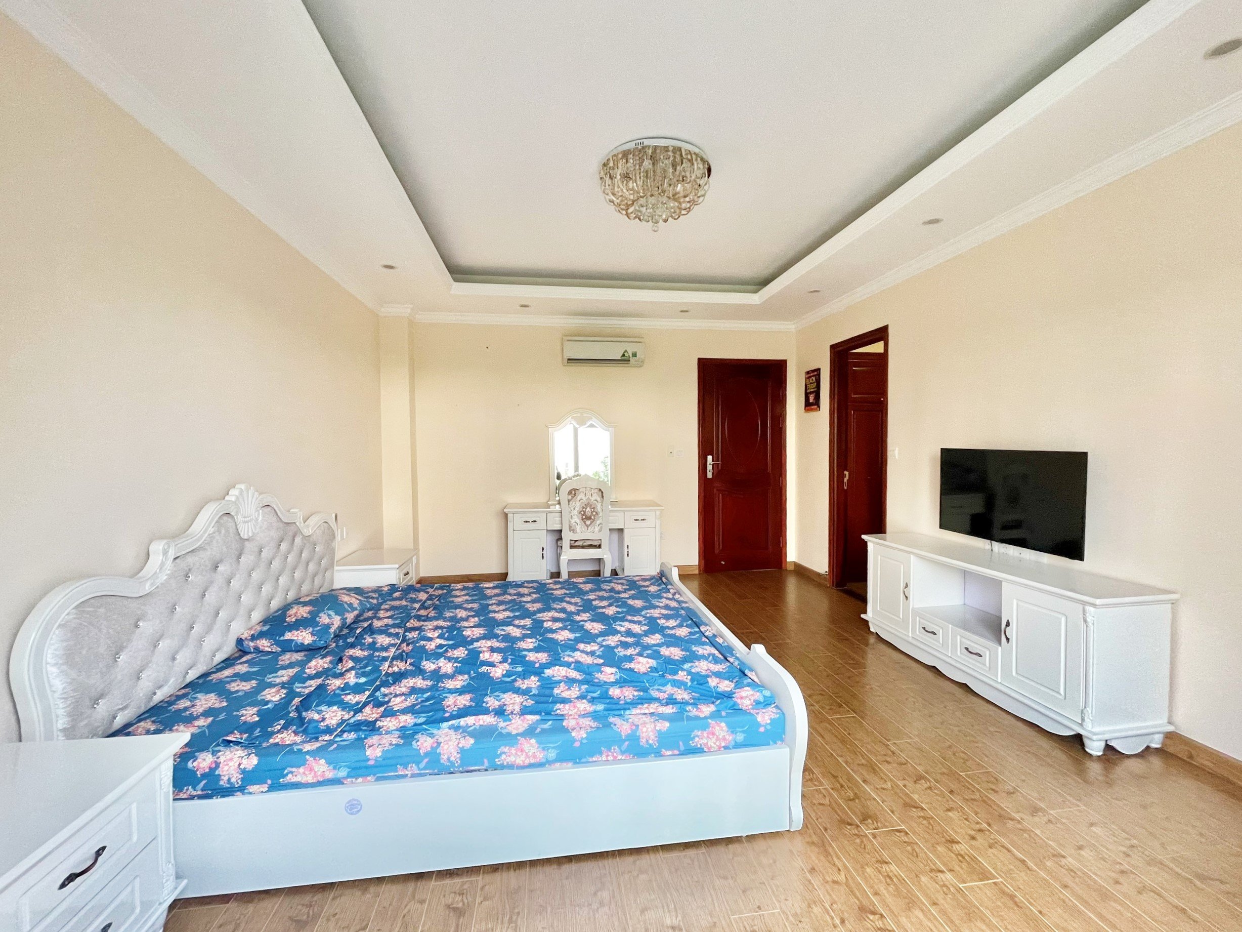 Cho thuê Biệt Thự đơn lập Vinhomes Riverside đủ đồ, sân vườn có sông 6