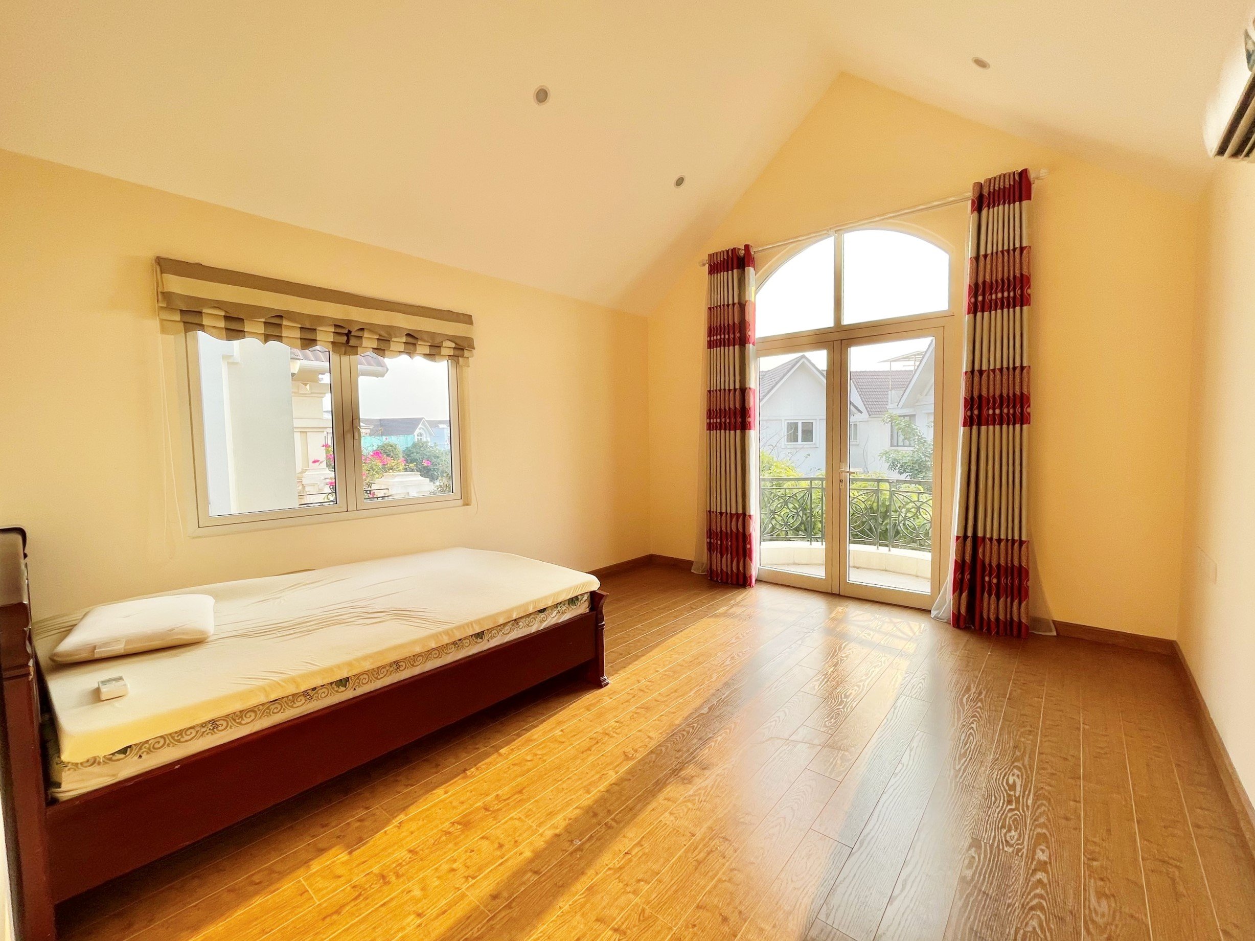 Cho thuê Biệt Thự đơn lập Vinhomes Riverside đủ đồ, sân vườn có sông 7