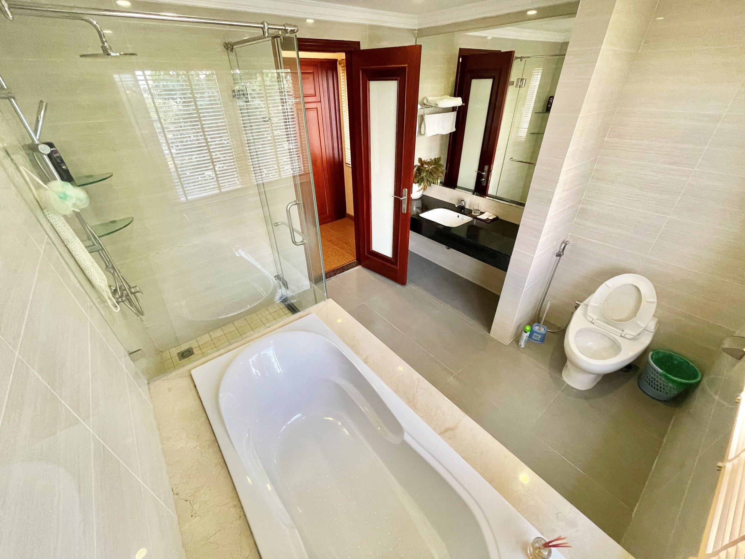 Cho thuê Biệt Thự đơn lập Vinhomes Riverside đủ đồ, sân vườn có sông 9