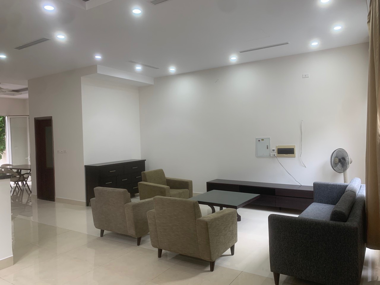 Cho thuê biệt thự đủ đồ Hoa Lan gần BIS Vinhomes Riverside 2