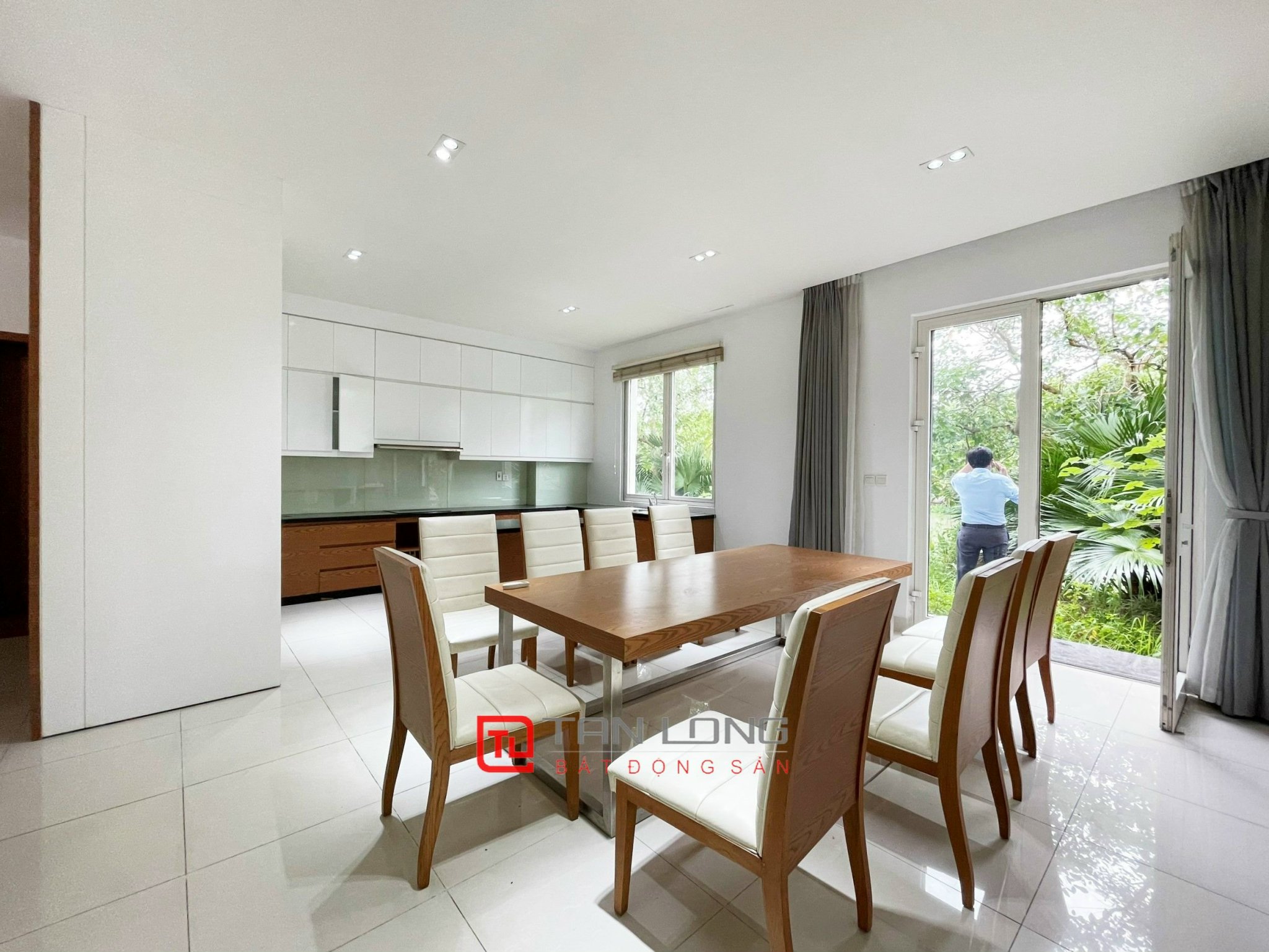 Cho thuê biệt thự full đồ, sân vườn siêu rộng tại Vinhomes Riverside 3