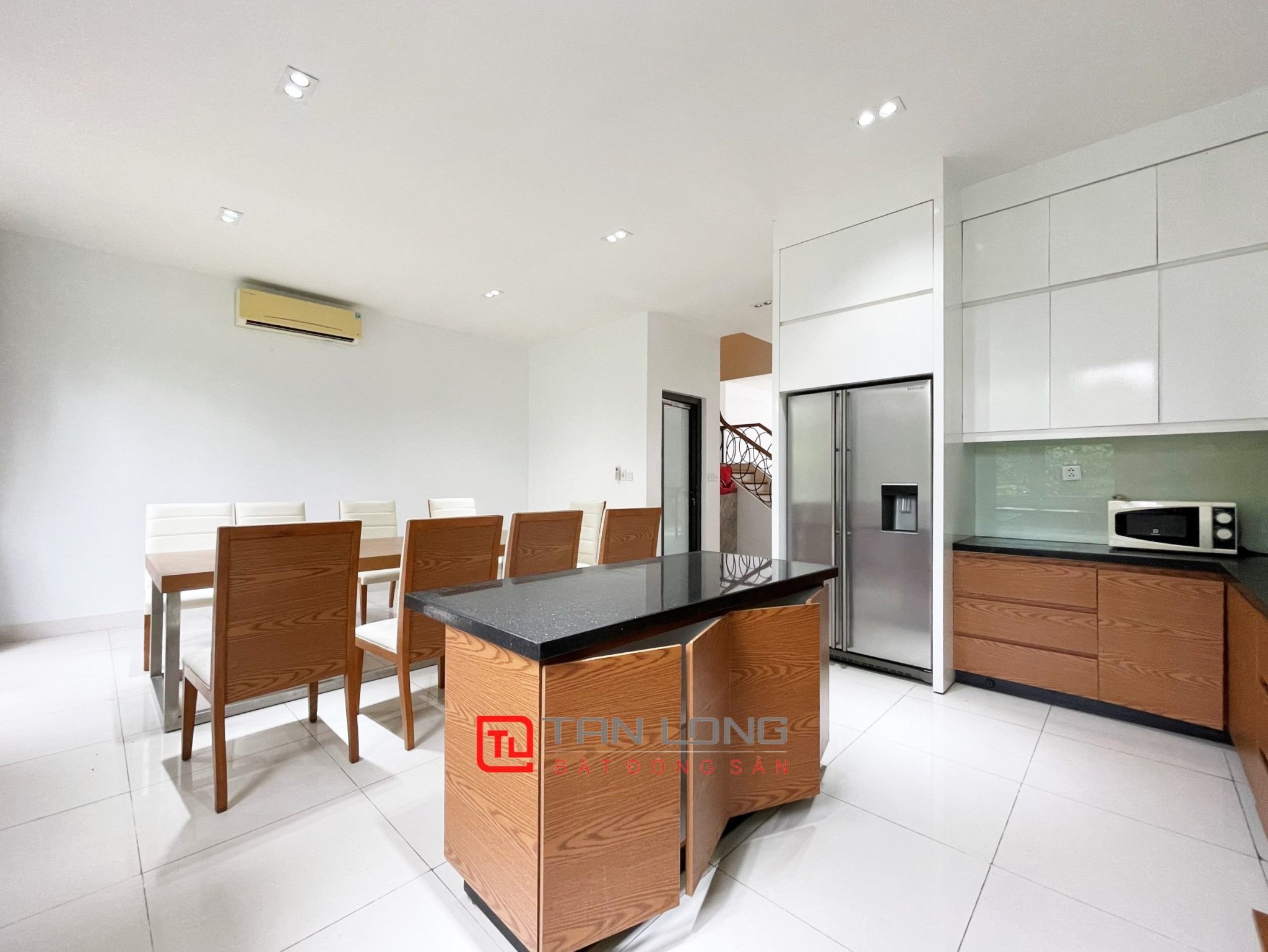 Cho thuê biệt thự full đồ, sân vườn siêu rộng tại Vinhomes Riverside 4