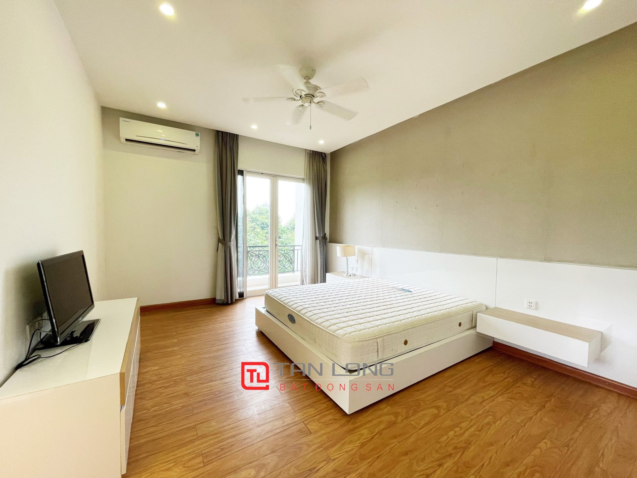 Cho thuê biệt thự full đồ, sân vườn siêu rộng tại Vinhomes Riverside 5