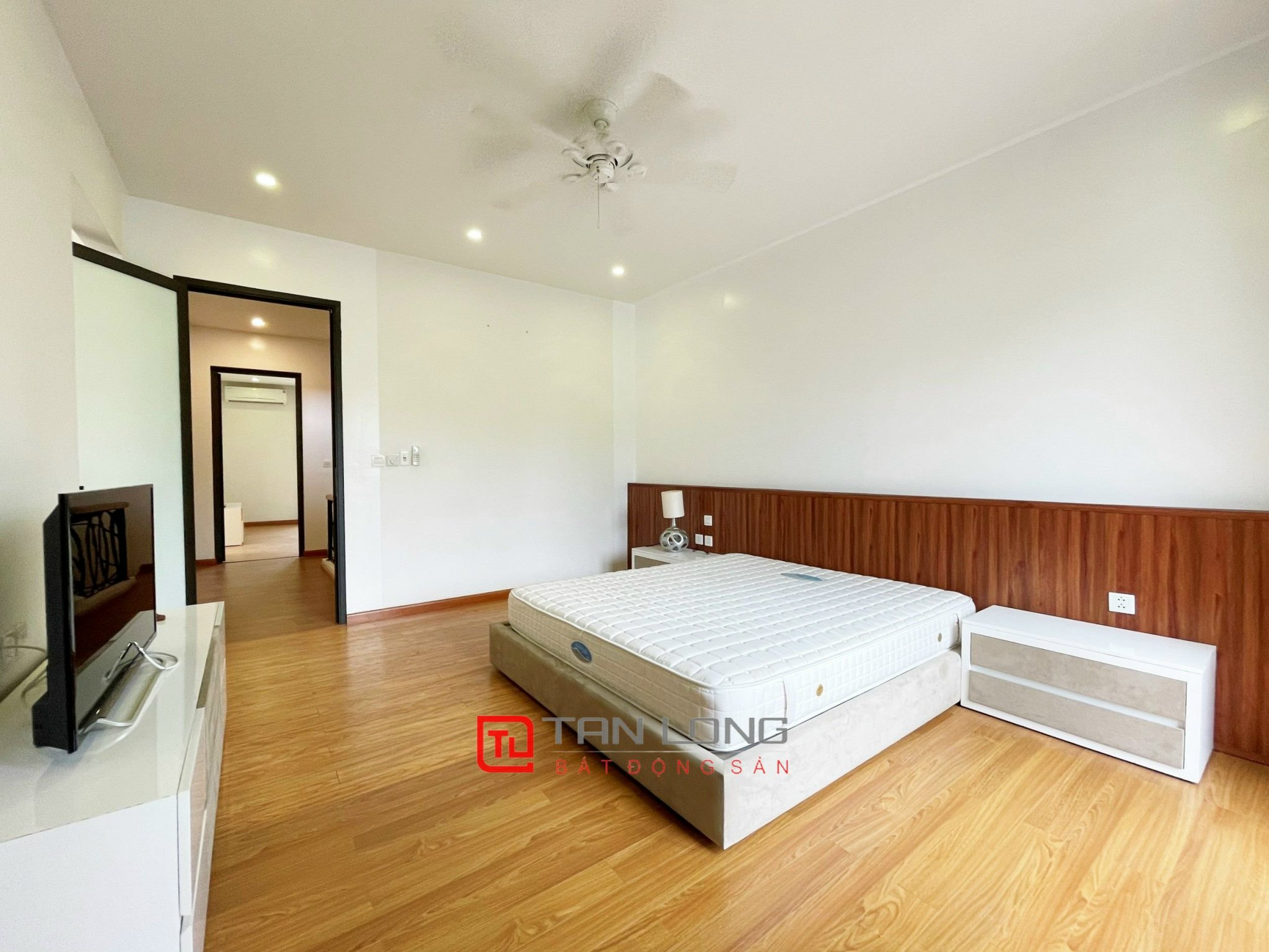 Cho thuê biệt thự full đồ, sân vườn siêu rộng tại Vinhomes Riverside 7