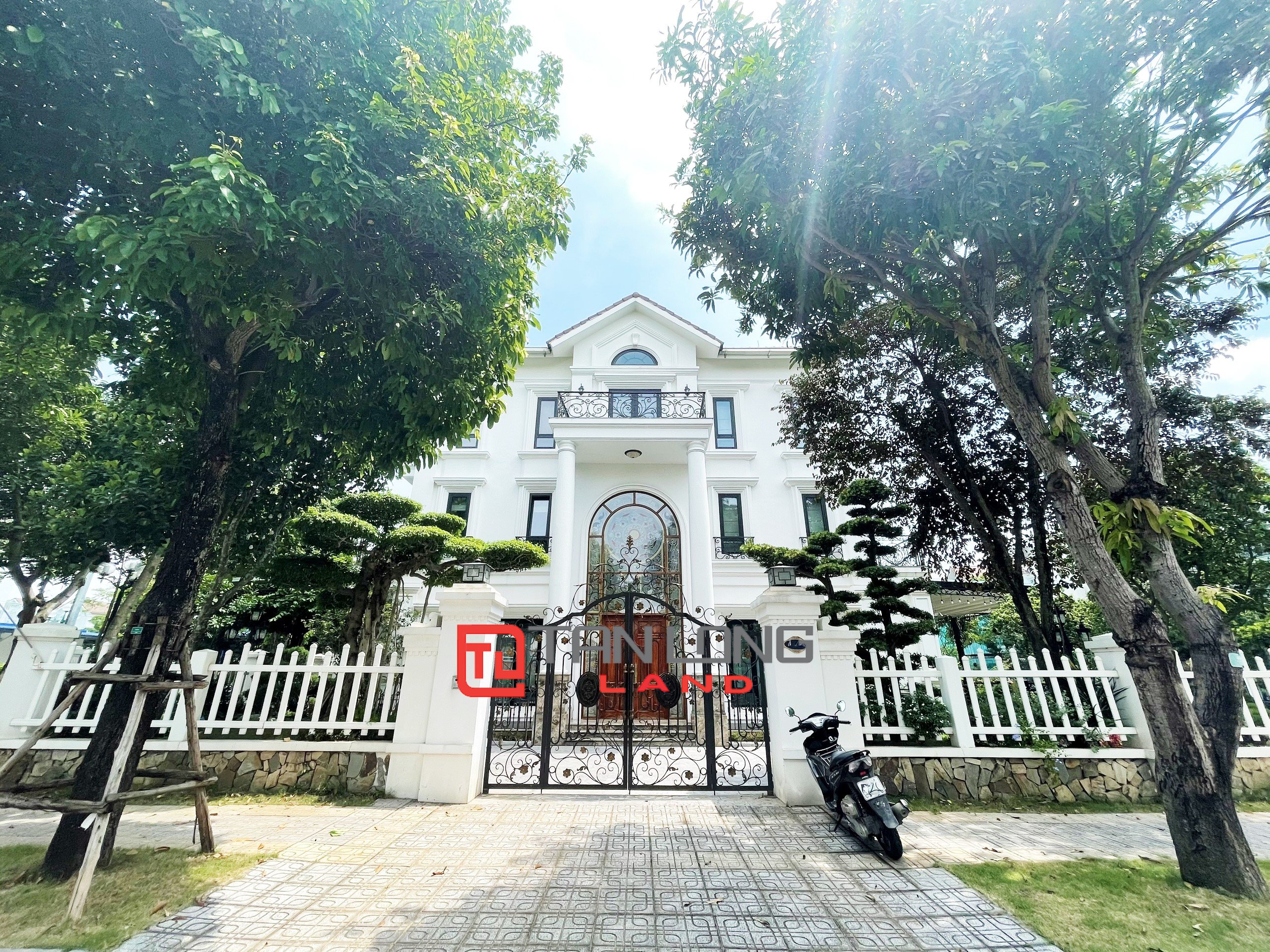 Cho thuê Biệt thự full nội thất 4 phòng ngủ gần trường BIS tại Vinhomes Riverside 1