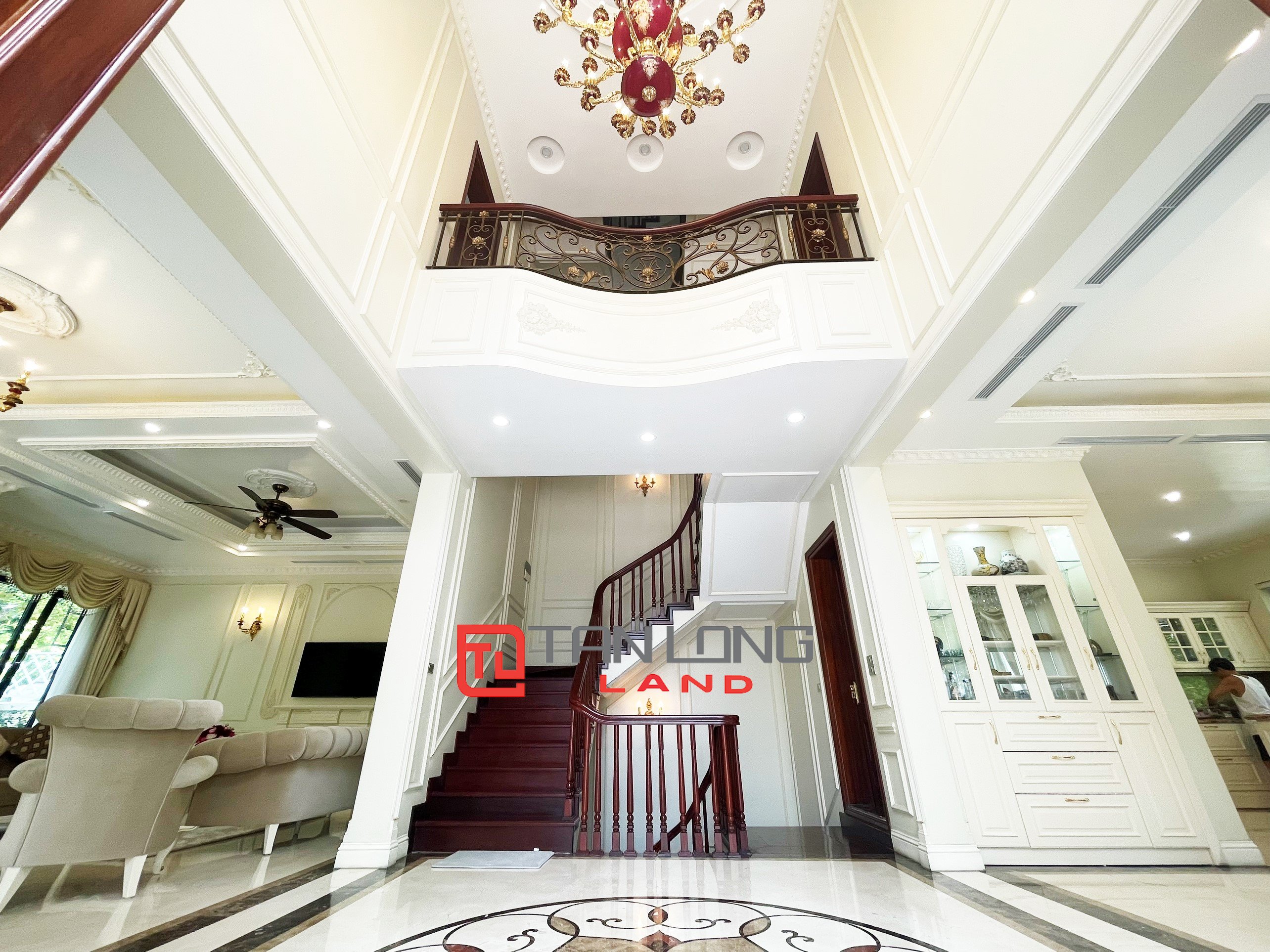 Cho thuê Biệt thự full nội thất 4 phòng ngủ gần trường BIS tại Vinhomes Riverside 5